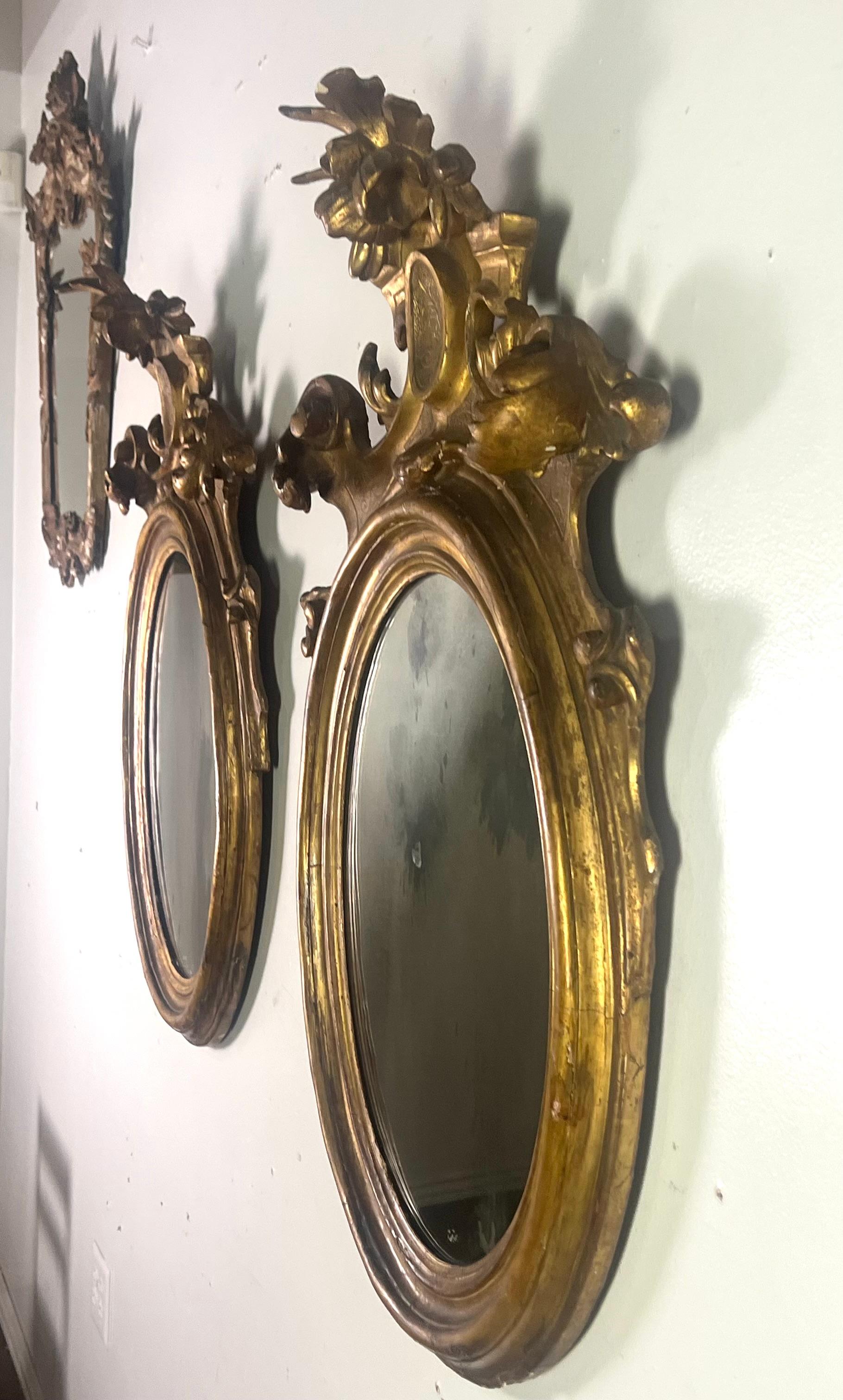 Coppia di specchi in legno dorato in stile rococò italiano del XIX secolo in vendita 8