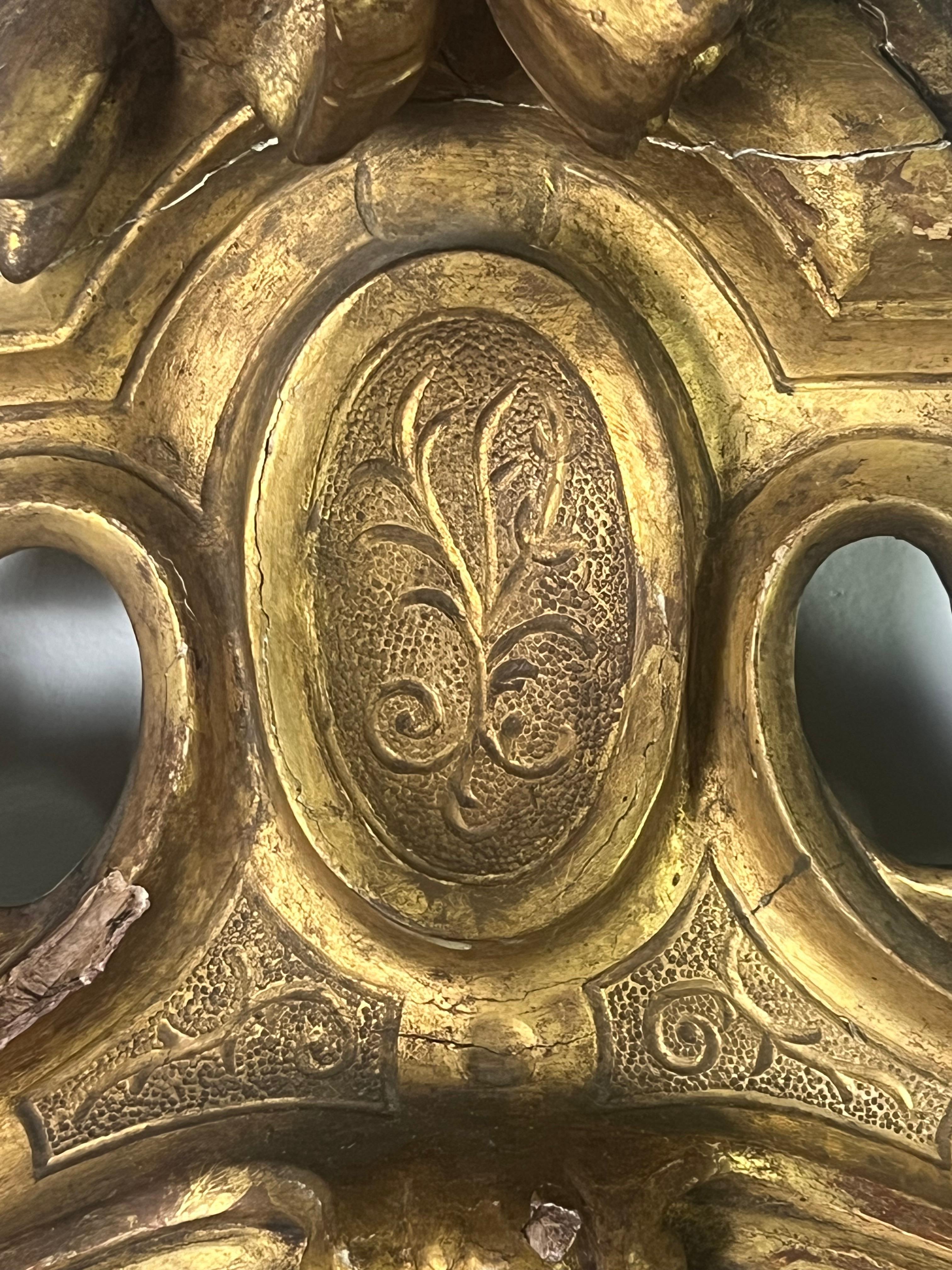 Coppia di specchi in legno dorato in stile rococò italiano del XIX secolo in vendita 3