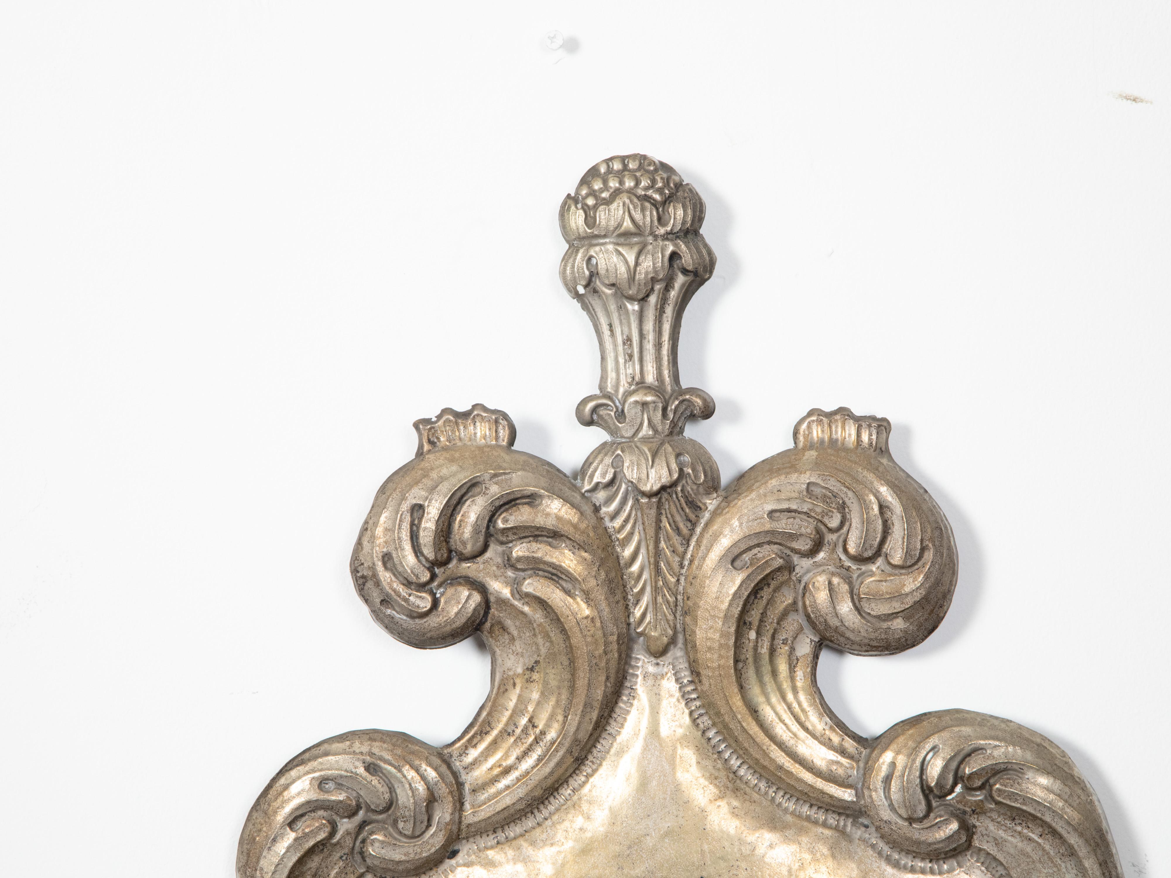 Rococo Paire d'appliques à bougie en étain de style rococo italien du 19ème siècle avec motifs de plumes en vente