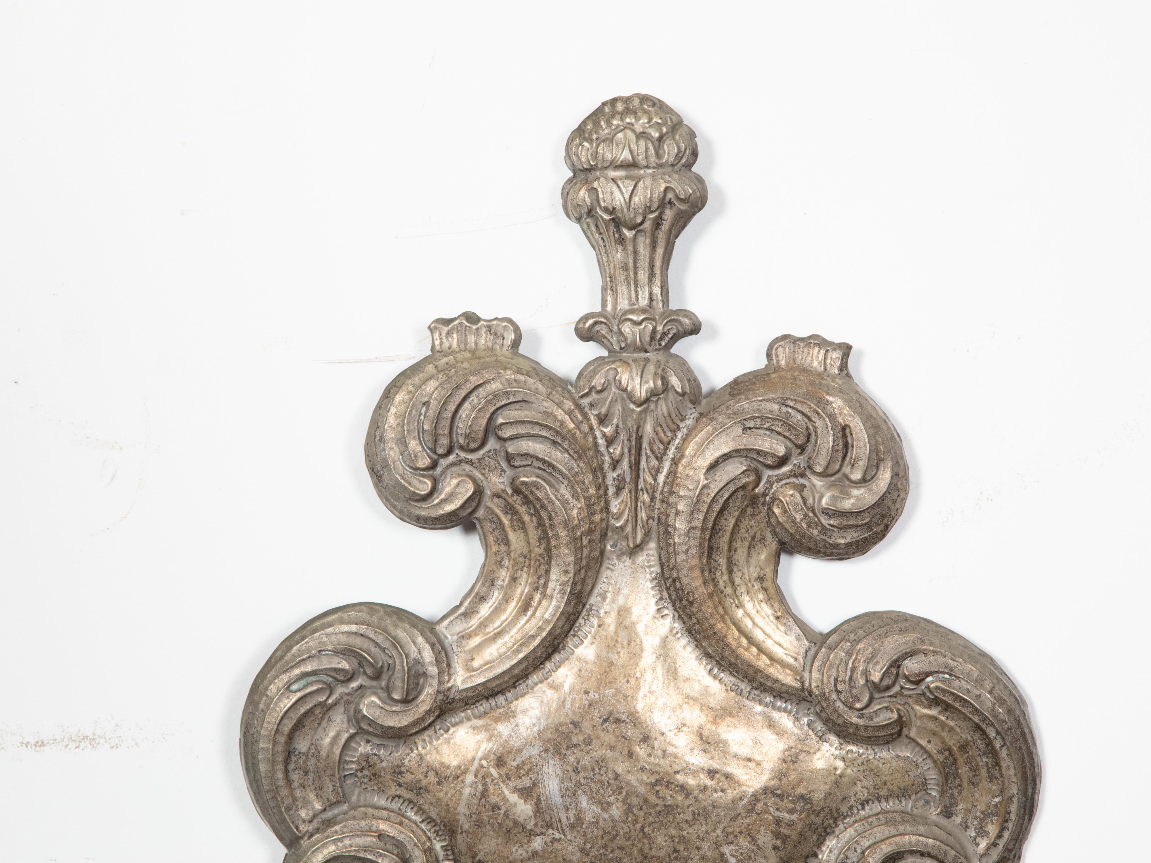 Étain Paire d'appliques à bougie en étain de style rococo italien du 19ème siècle avec motifs de plumes en vente
