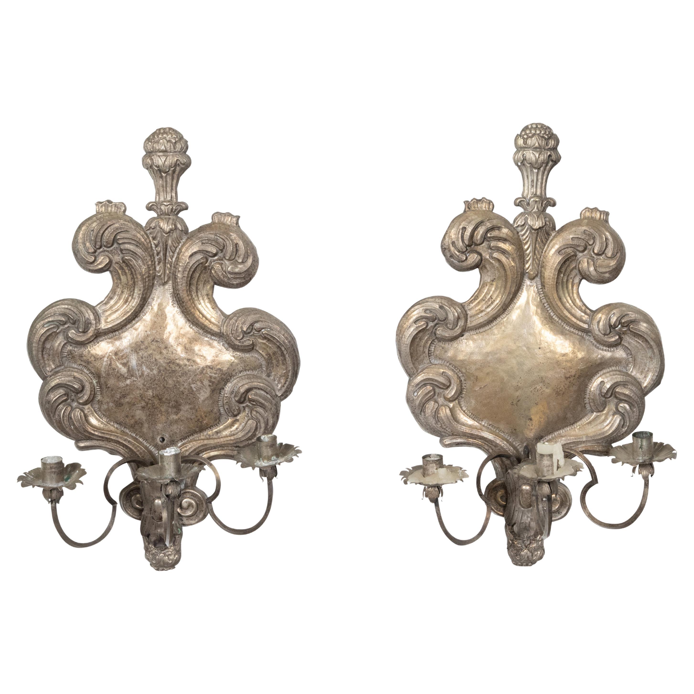 Paire d'appliques à bougie en étain de style rococo italien du 19ème siècle avec motifs de plumes en vente