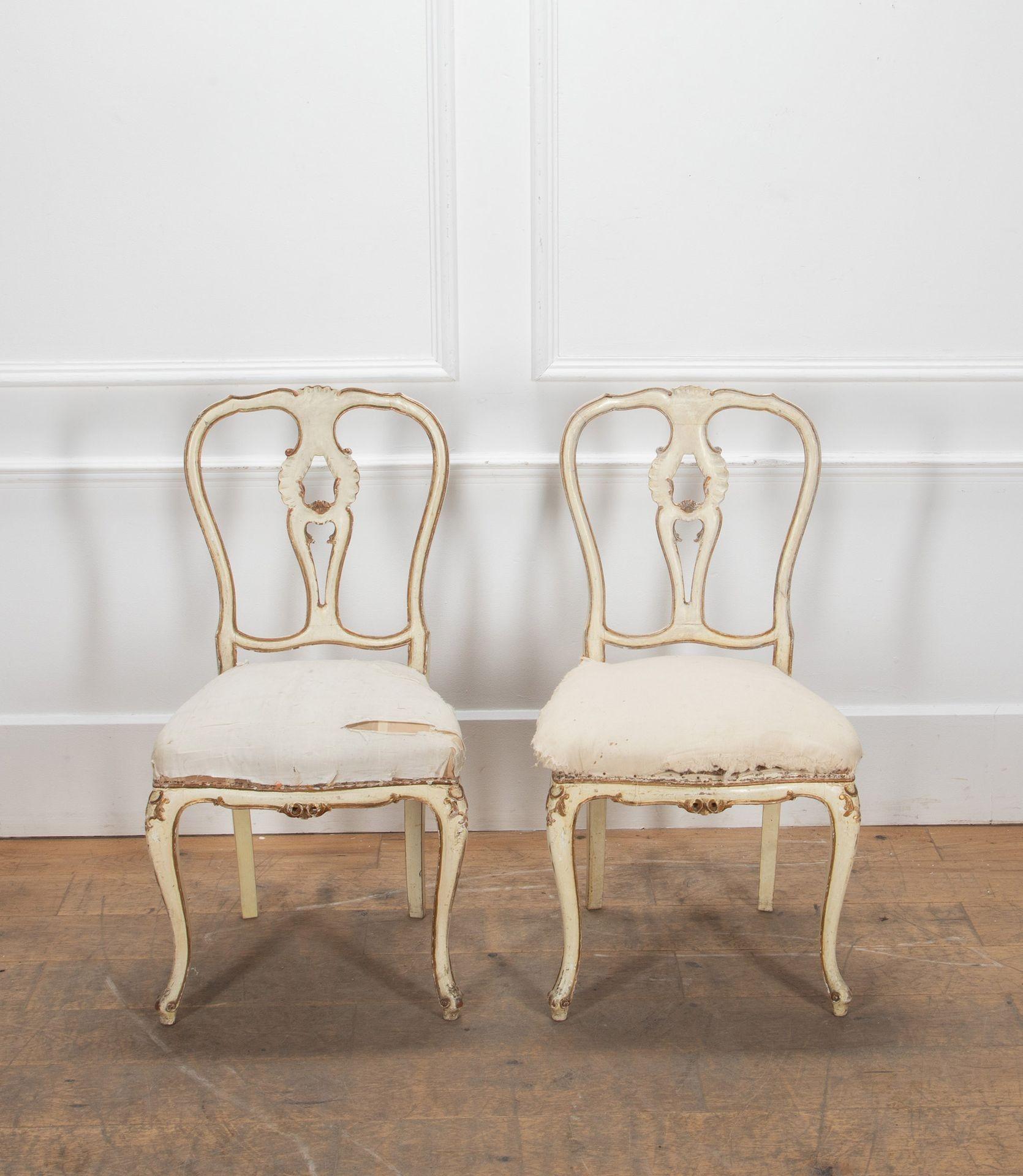 Magnifique paire de chaises d'appoint italiennes peintes et dorées sur des pieds cabriole et avec des dossiers en forme de bouclier.
Réputé avoir appartenu à Lauren Hutton.