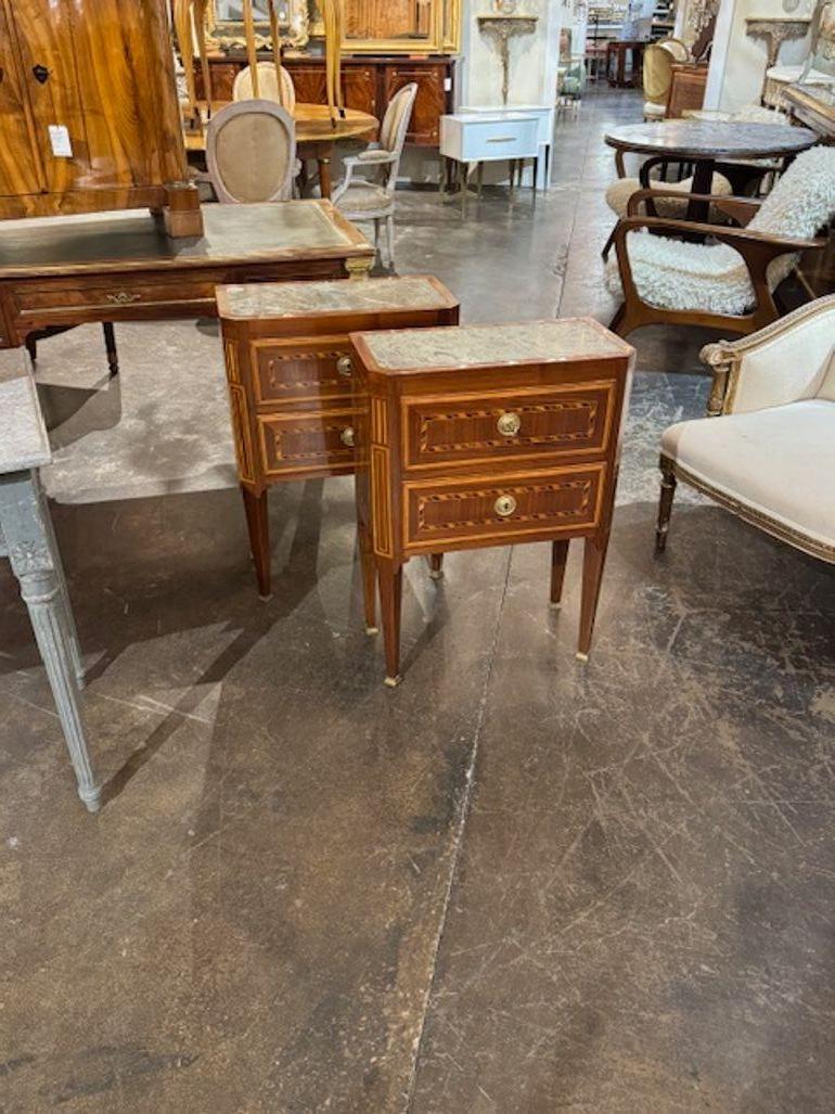 Ein gutes Paar italienischer Beistelltische aus Nussbaum mit Intarsien aus dem 19. Jahrhundert und Platten aus Verde-Marmor. Um 1880. Eine schöne Ergänzung für jedes Zuhause! 21b x 11d x 30h
