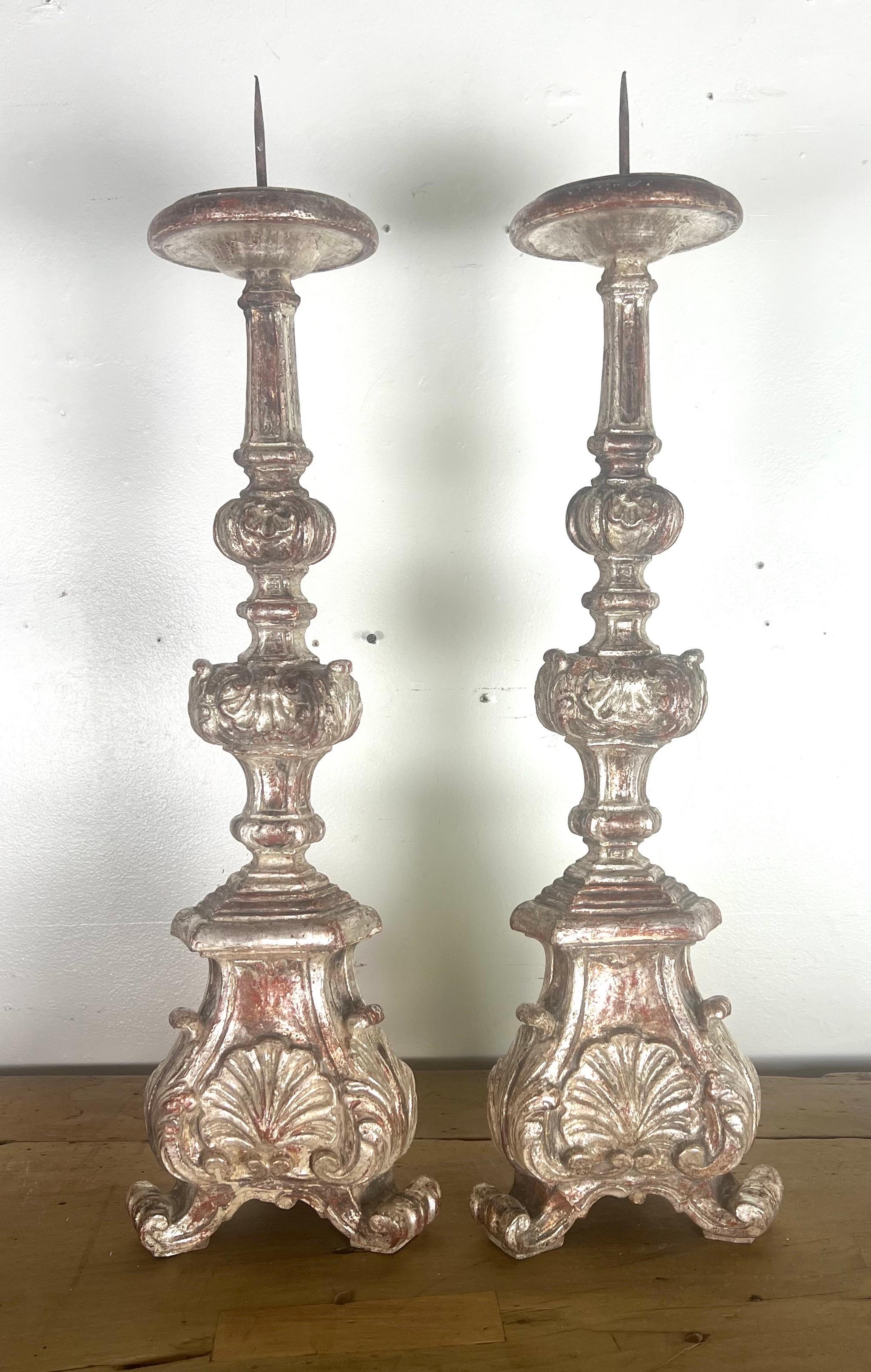 Sculpté à la main Paire de chandeliers italiens du 19ème siècle en argent doré en vente