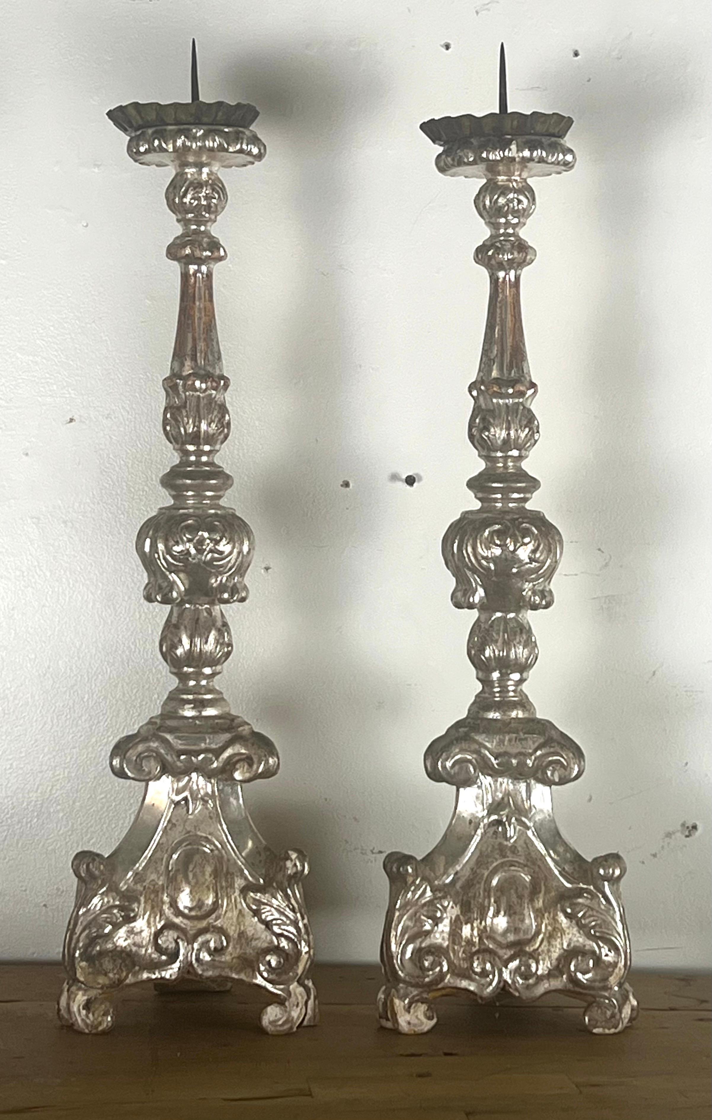 Feuille d'argent Paire de chandeliers italiens du 19ème siècle en argent doré en vente