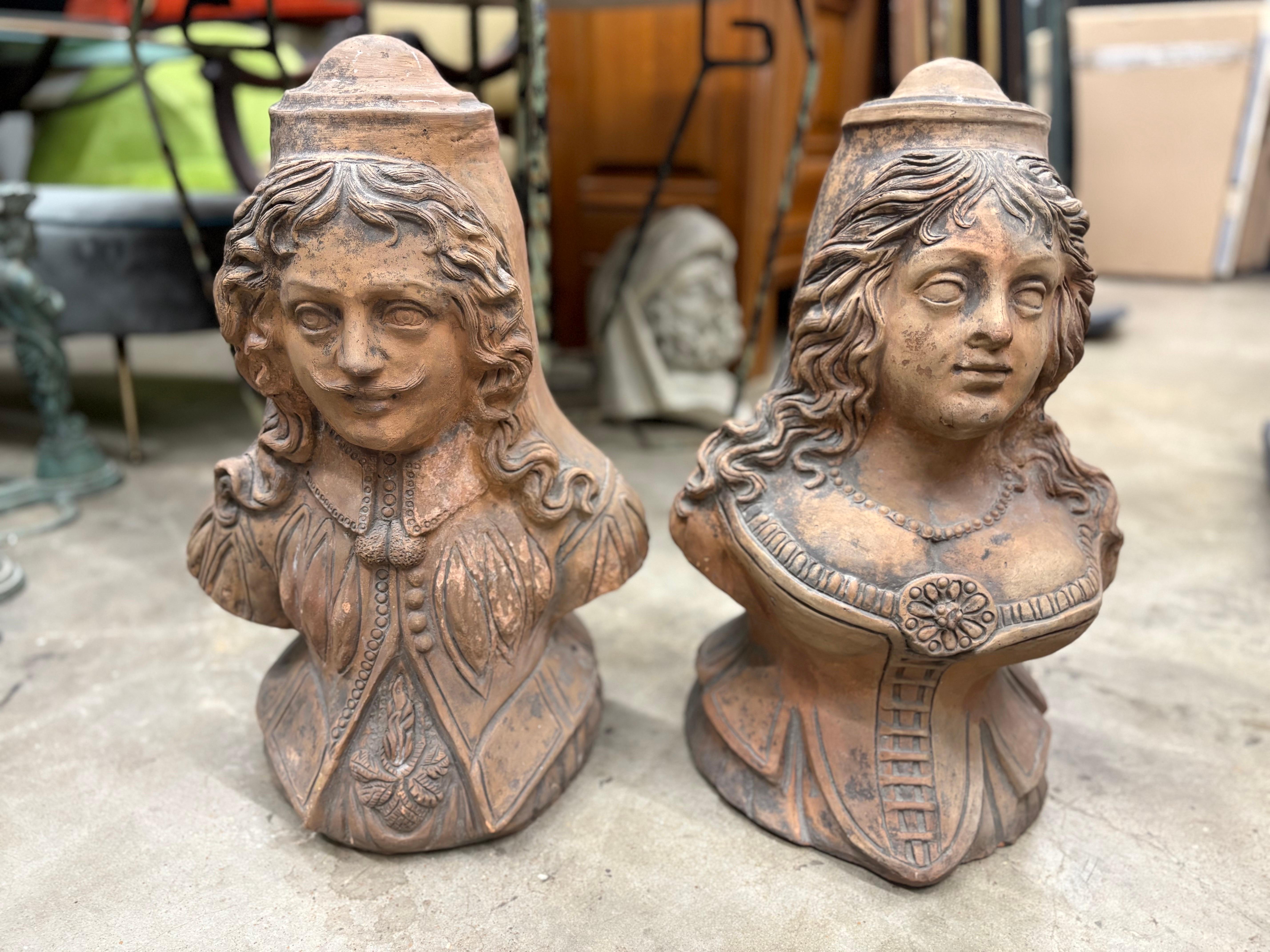 Coppia di busti in terracotta italiani del XIX secolo.
In offerta c'è un'insolita coppia di busti in terracotta di un uomo e una donna nobili che abbellivano l'ingresso di una villa in Toscana del XIX secolo. In alcune occasioni, nei secoli passati,