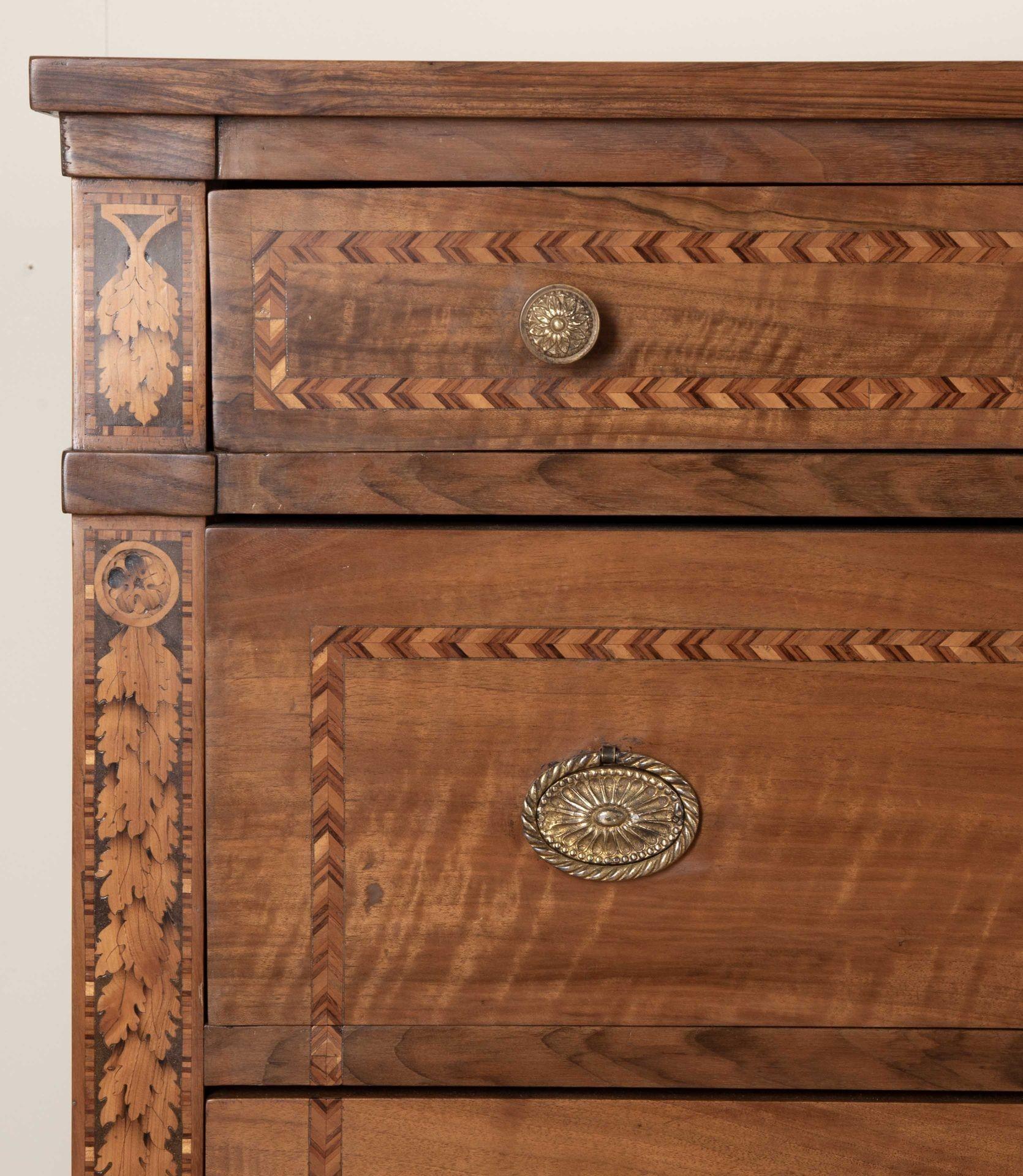 Pair of 19th Century Italian Walnut and Inlaid Commodes en venta 4
