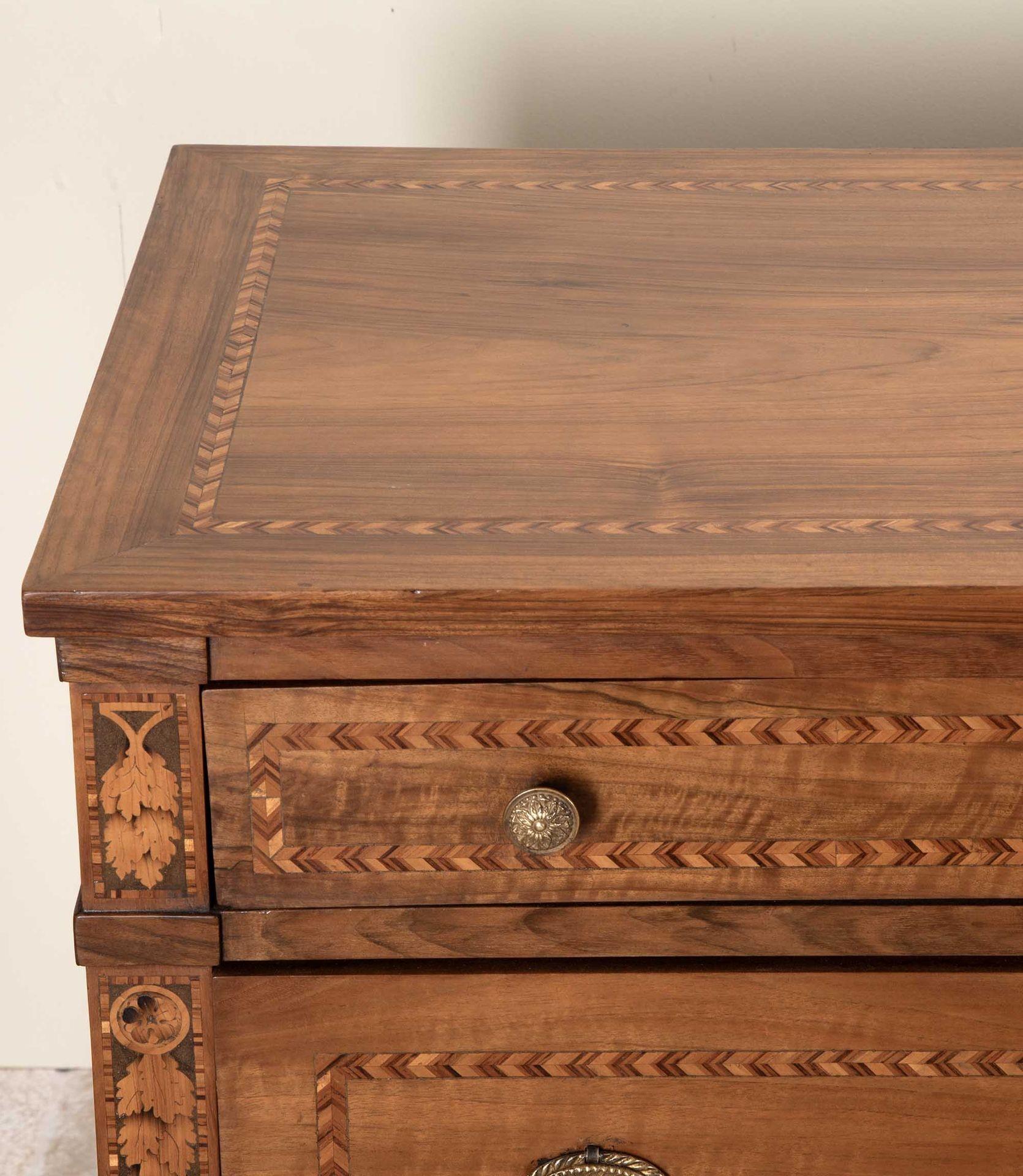 Pair of 19th Century Italian Walnut and Inlaid Commodes en venta 5