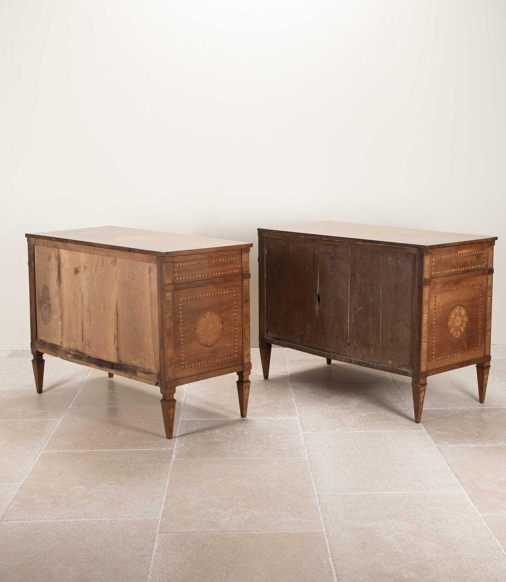 Pair of 19th Century Italian Walnut and Inlaid Commodes Italiano en venta