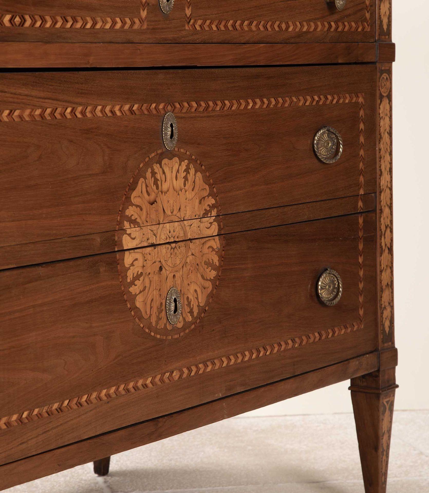Pair of 19th Century Italian Walnut and Inlaid Commodes siglo XIX en venta