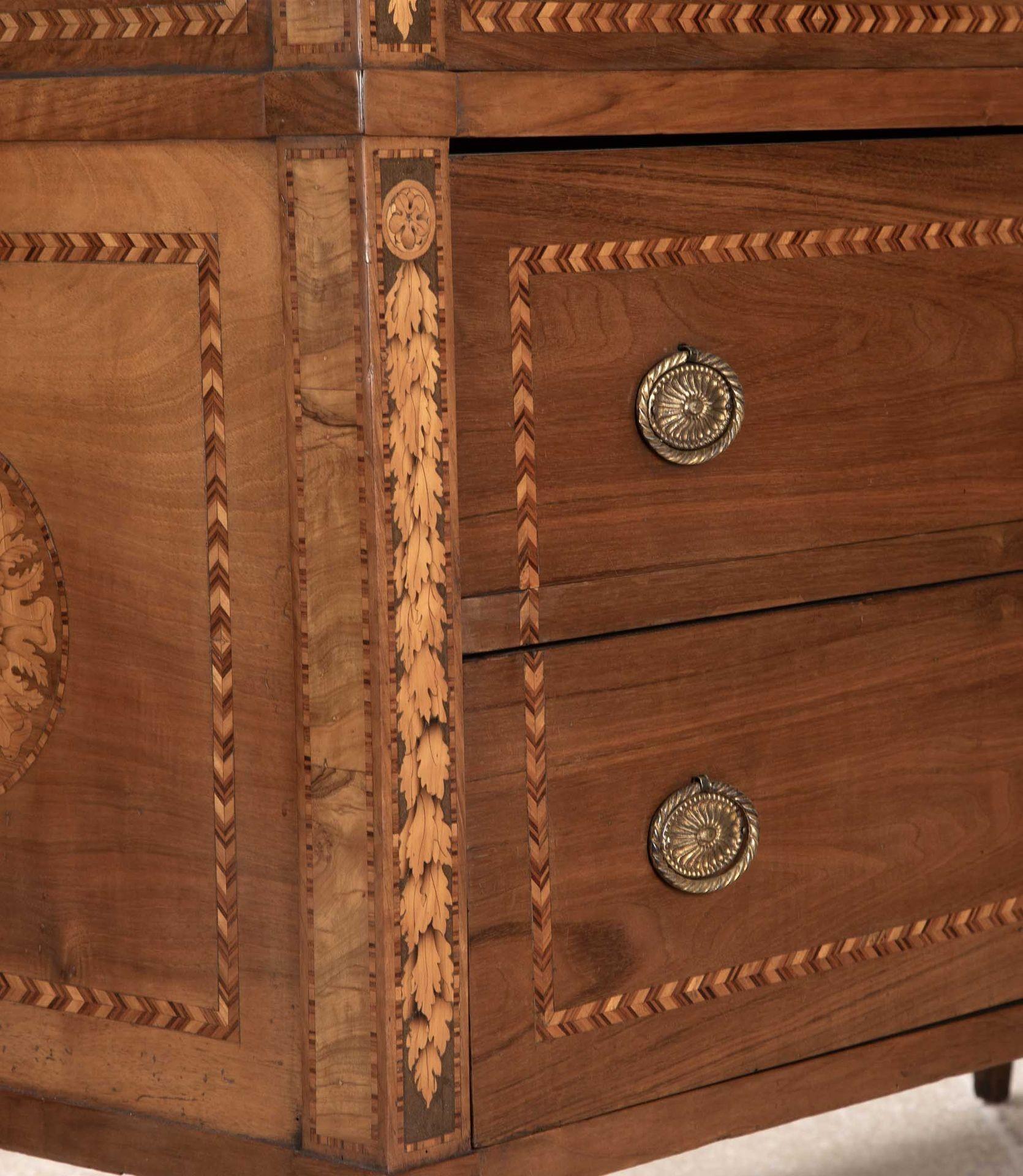 Pair of 19th Century Italian Walnut and Inlaid Commodes Nogal en venta