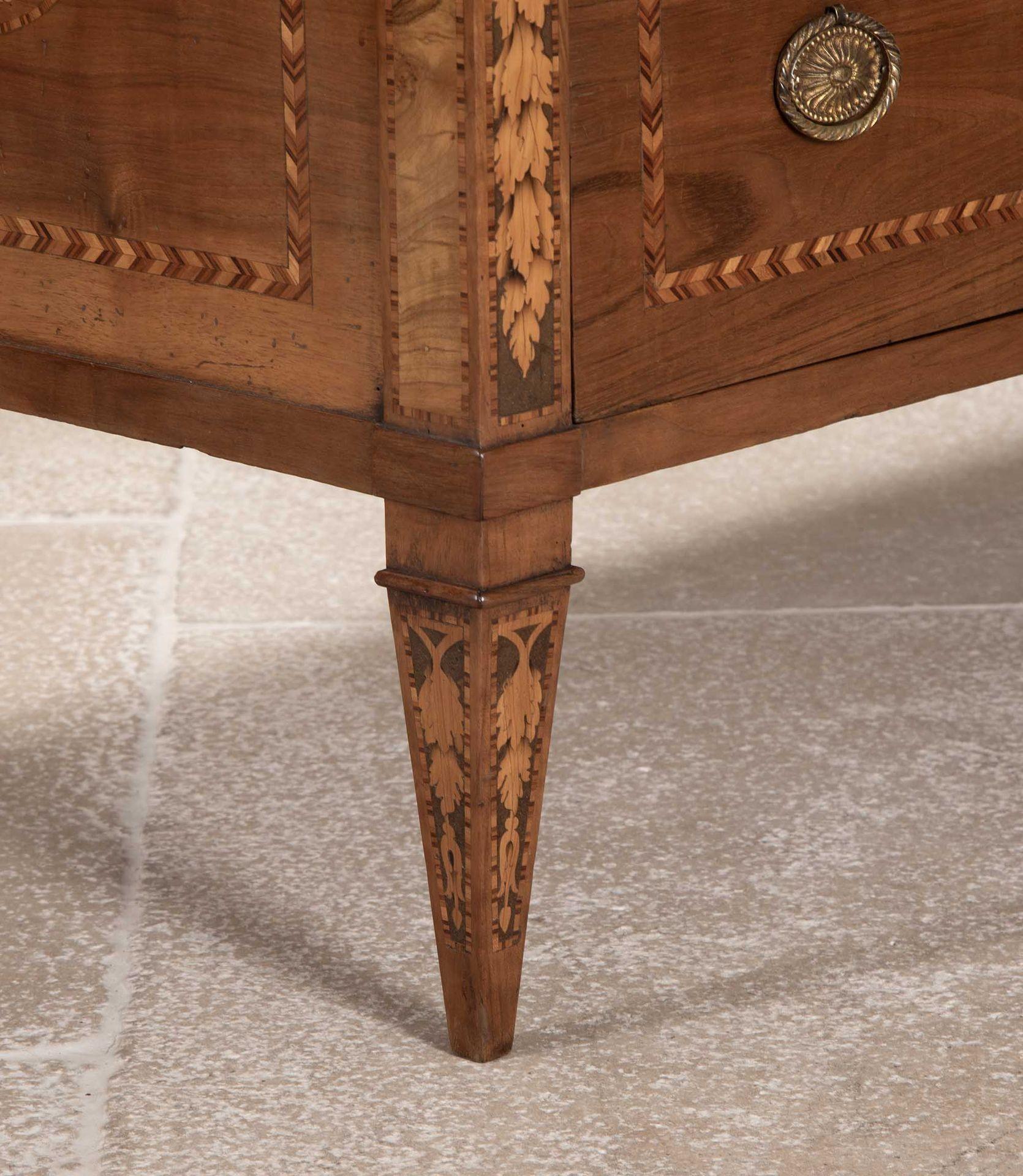 Pair of 19th Century Italian Walnut and Inlaid Commodes en venta 1