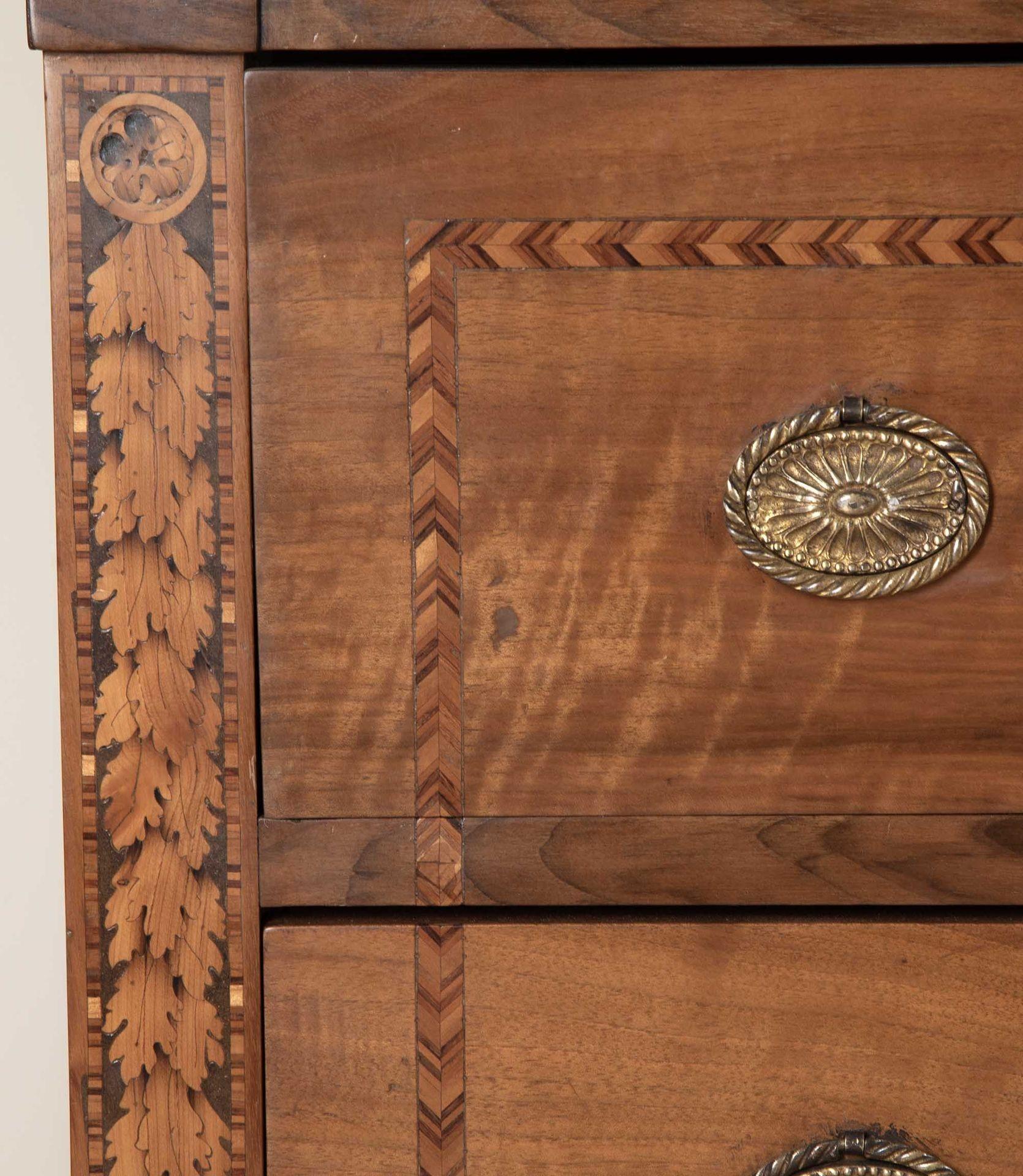 Pair of 19th Century Italian Walnut and Inlaid Commodes en venta 2
