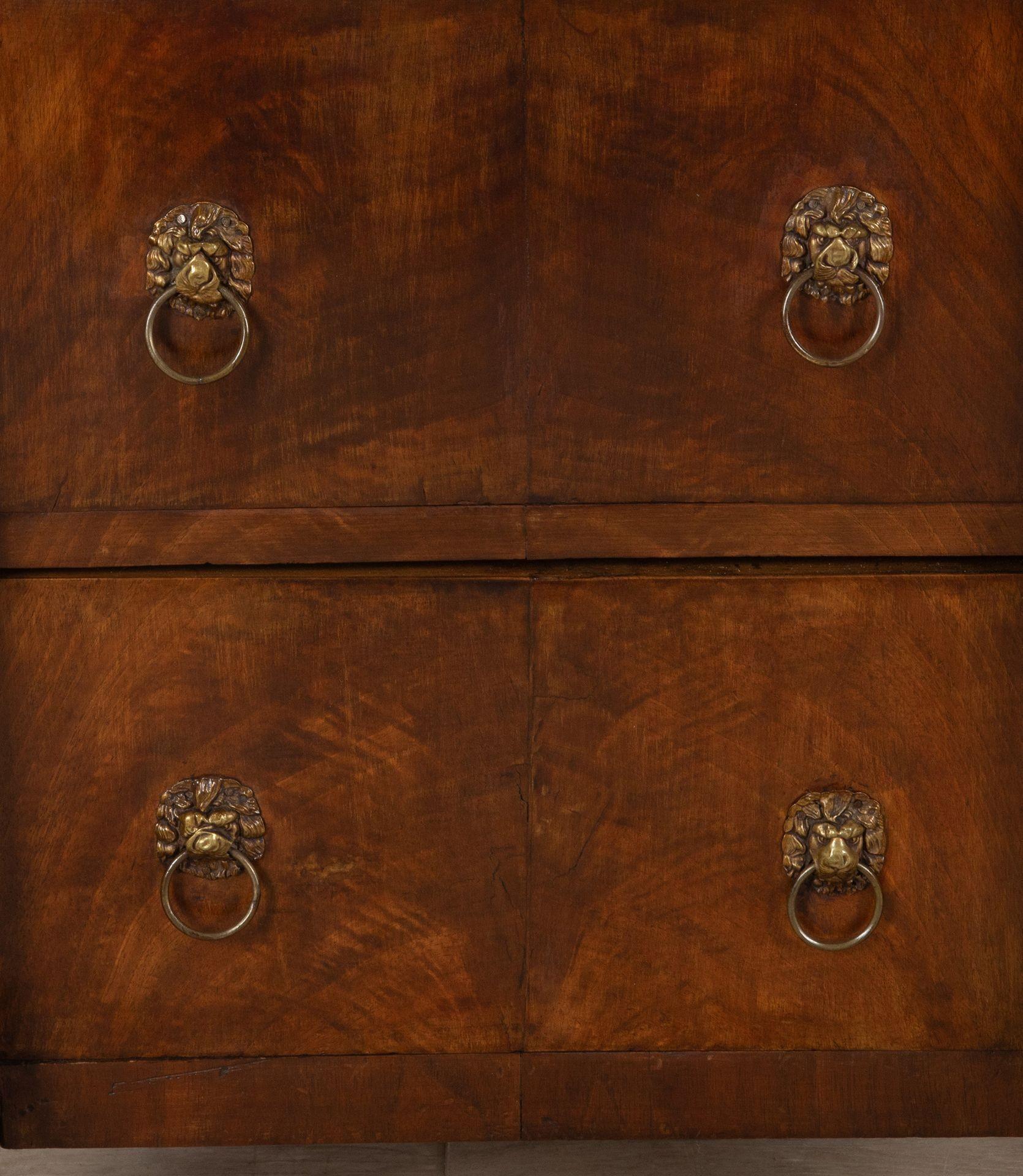 Coppia di comodini in legno di noce del XIX secolo 8