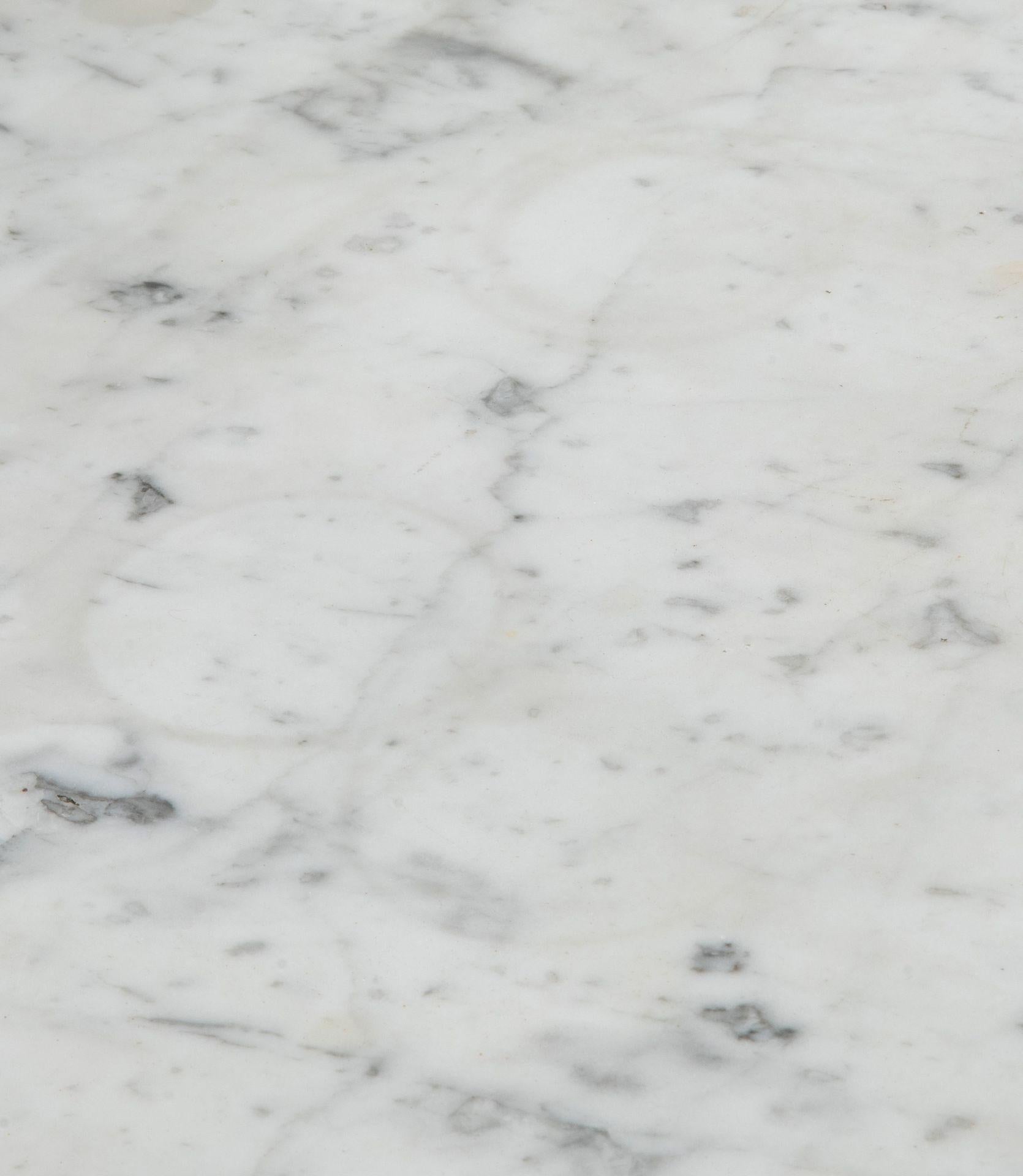 Marmo di Carrara Coppia di comodini in legno di noce del XIX secolo