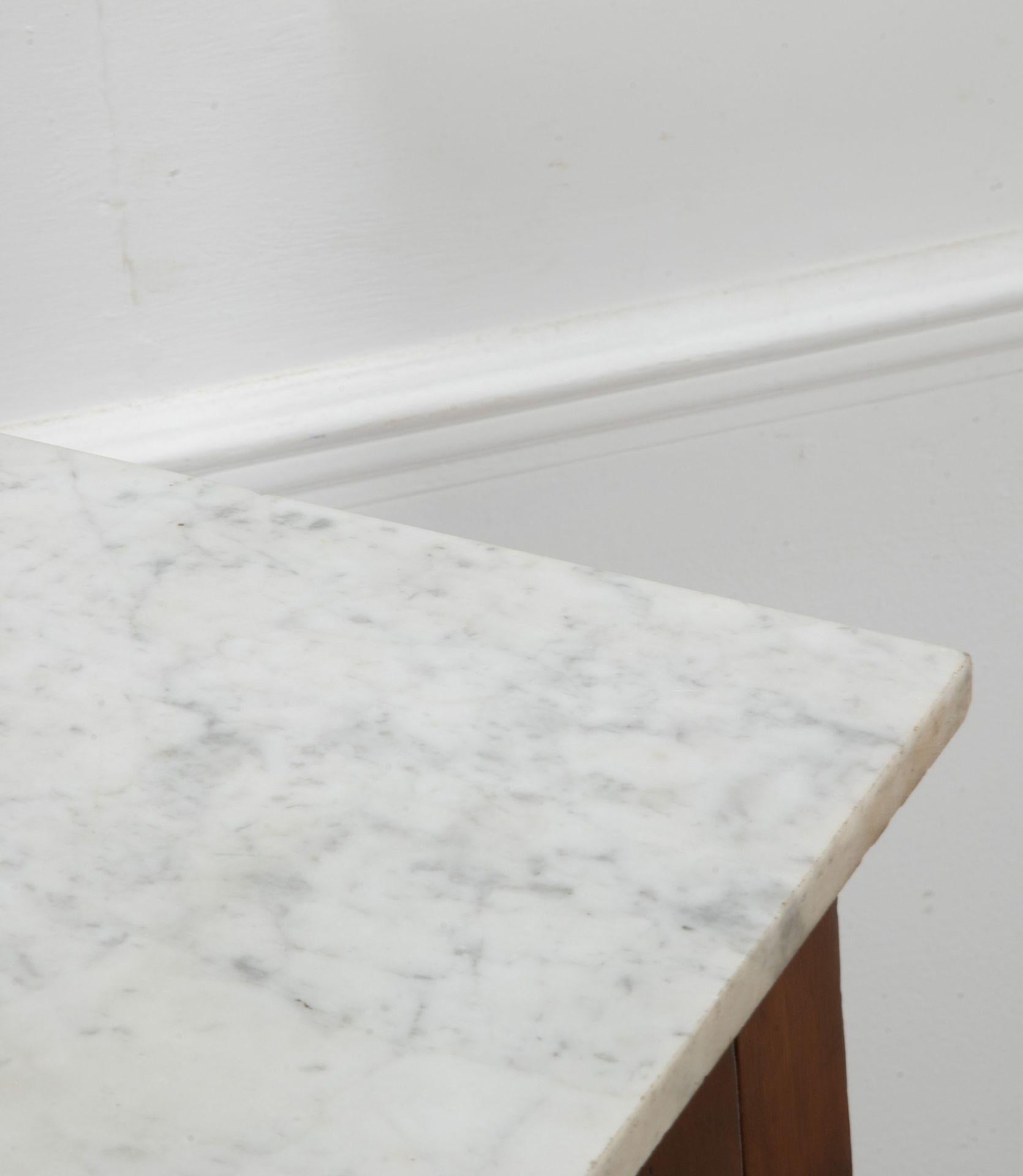 Coppia di comodini in legno di noce del XIX secolo 3