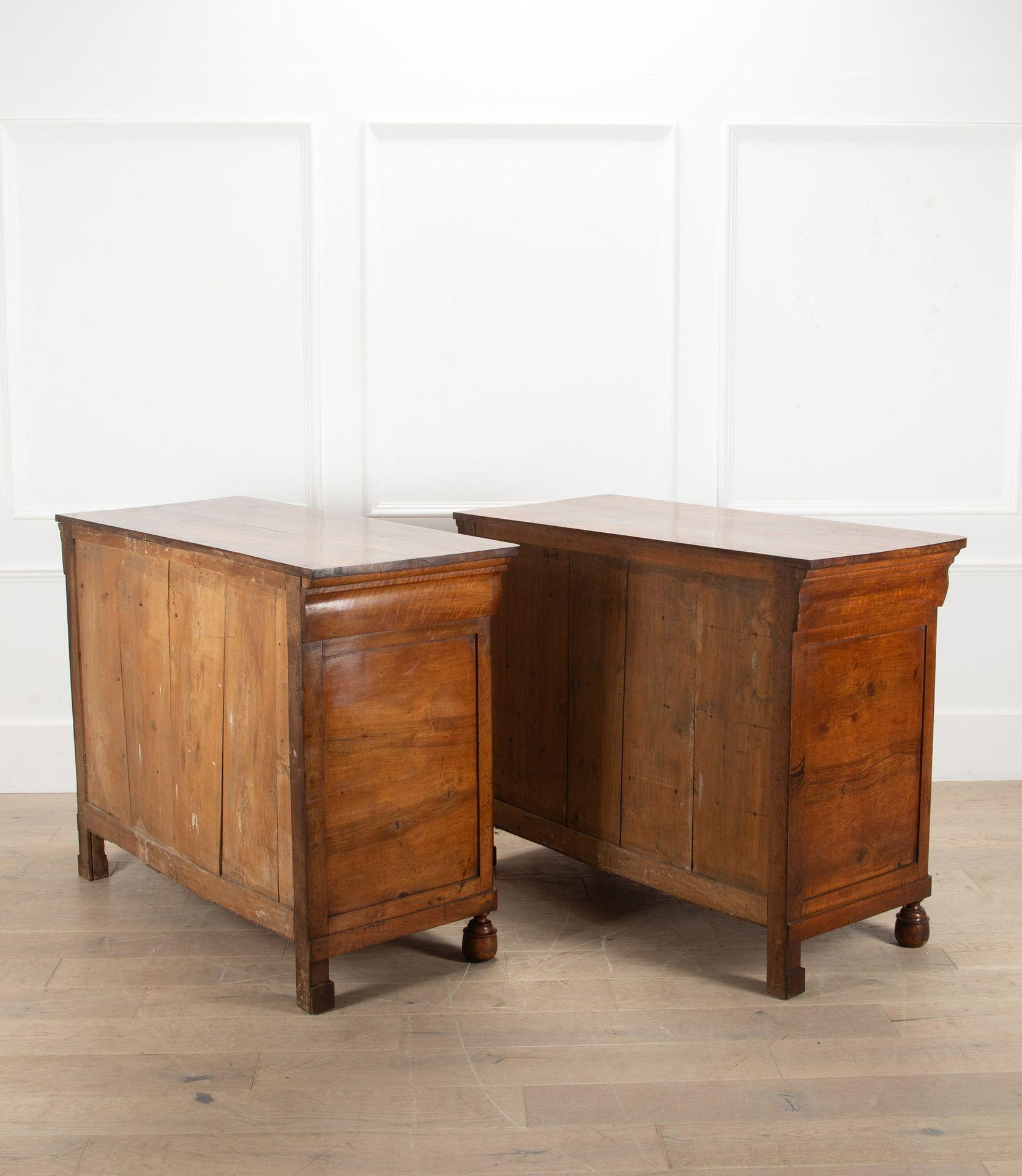 Coppia di commodes in legno di noce del XIX secolo in vendita 4