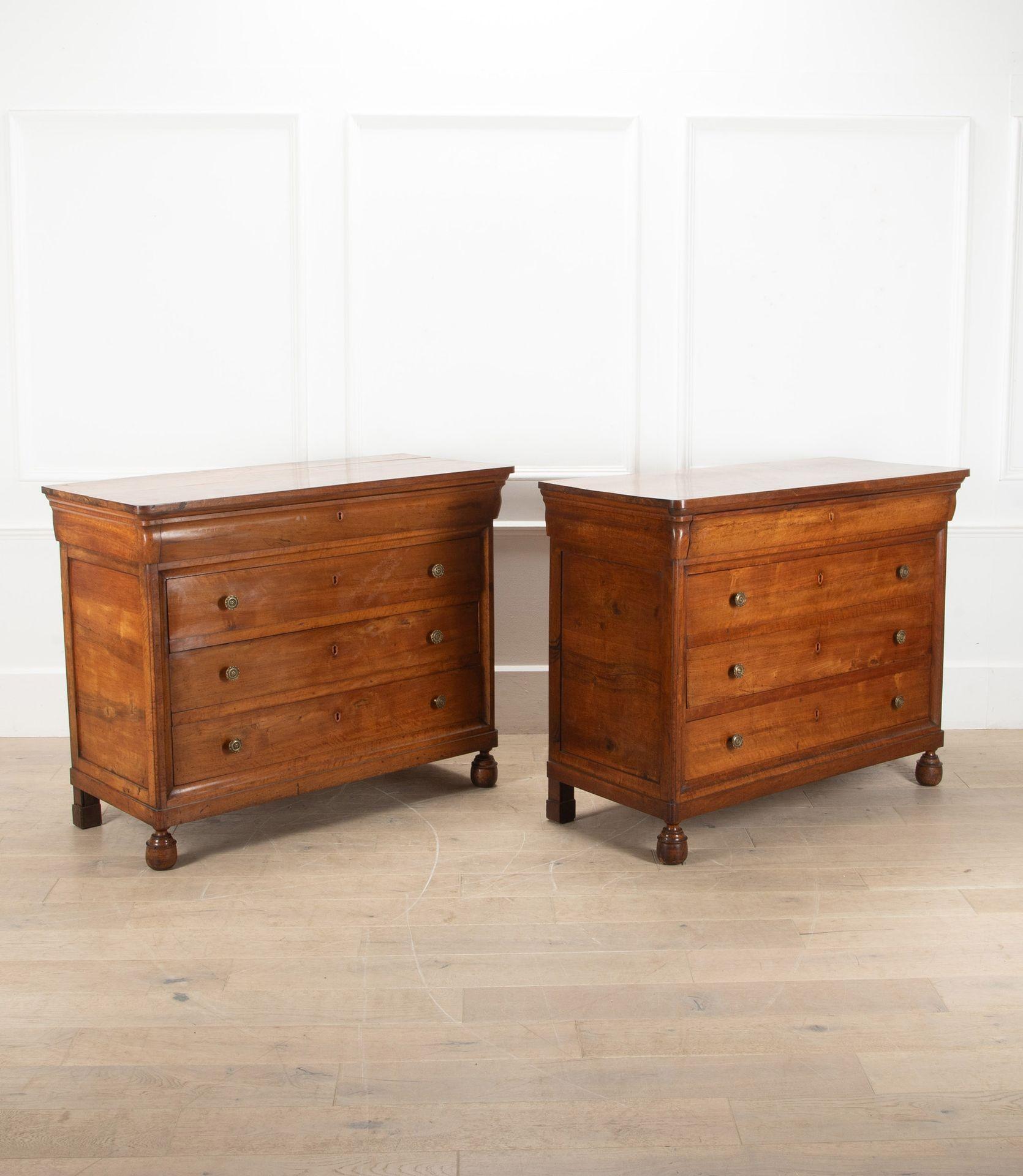 Coppia di commodes a quattro cassetti in noce del XIX secolo su piedi torniti.
Con una buona patina sulla parte superiore.
I tre cassetti inferiori hanno maniglie antiche ma successive.
Circa 1880.