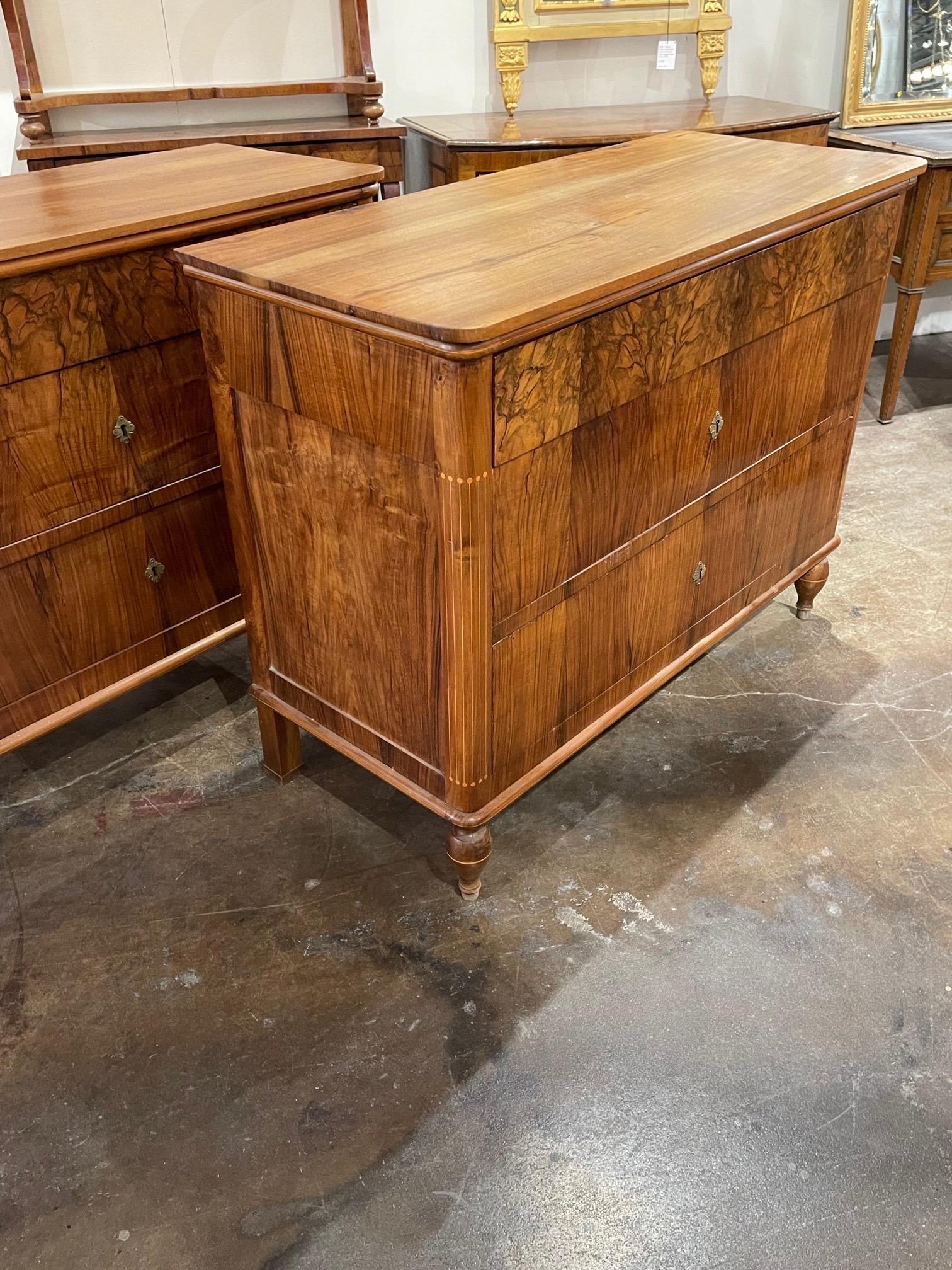 Pair of 19th Century Italian Walnut Commodes In Good Condition For Sale In Dallas, TX