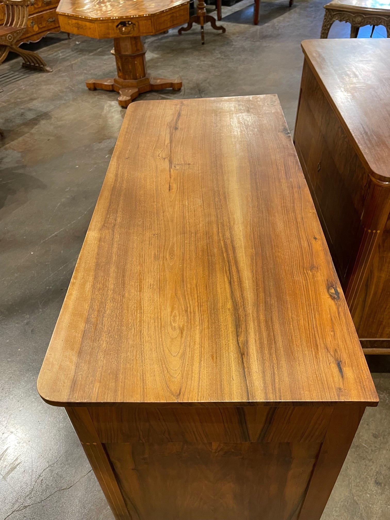 Pair of 19th Century Italian Walnut Commodes For Sale 3