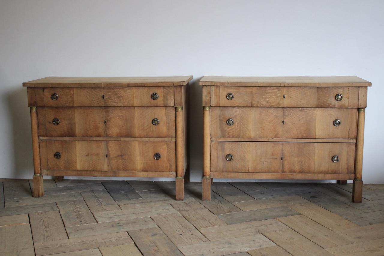 Pair of 19th Century Italian Walnut Commodes 1