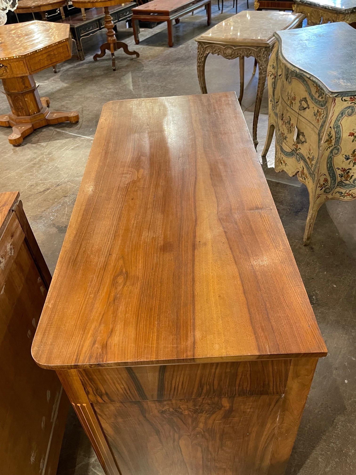 Pair of 19th Century Italian Walnut Commodes For Sale 4