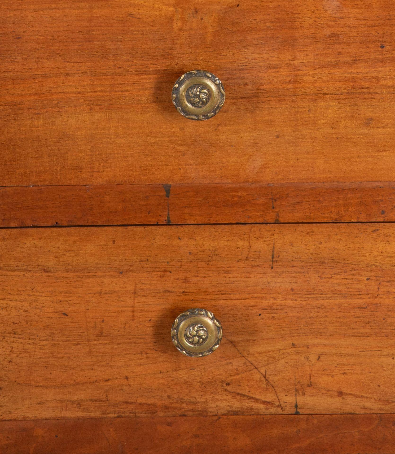 Coppia di commodes in legno di noce del XIX secolo in vendita 3