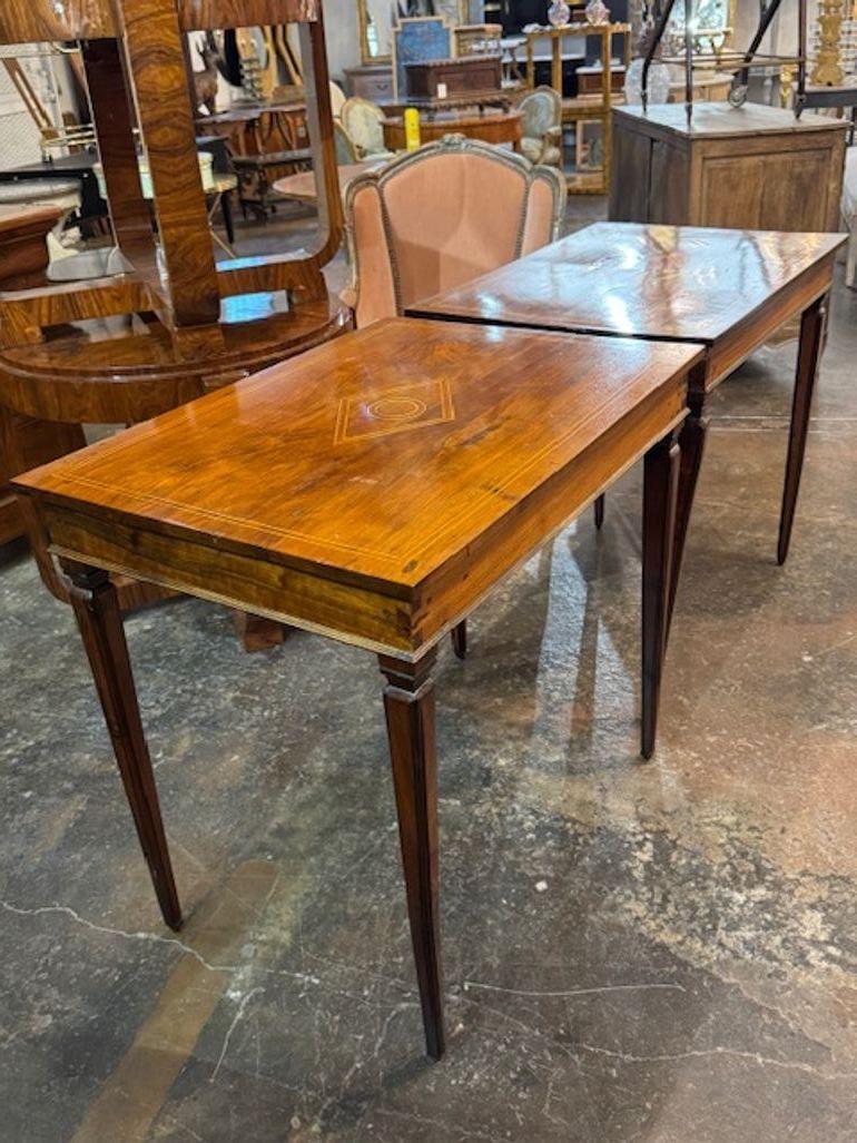 Ce produit est une paire de tables italiennes du XIXe siècle en noyer incrusté. Les tables sont fabriquées en bois de noyer de haute qualité, ajoutant une touche de sophistication et d'élégance à toute maison. Un bel ajout,  ces tables constituent