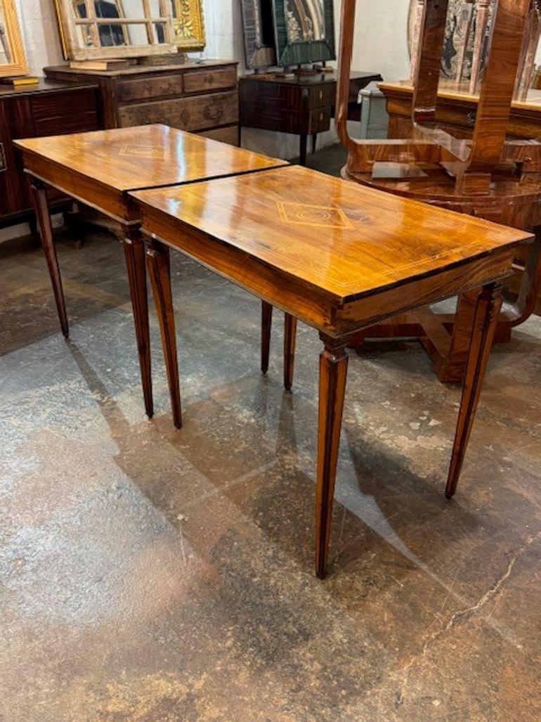 Incrusté Paire de tables italiennes du XIXe siècle en noyer incrusté en vente