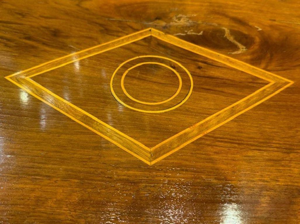 Noyer Paire de tables italiennes du XIXe siècle en noyer incrusté en vente