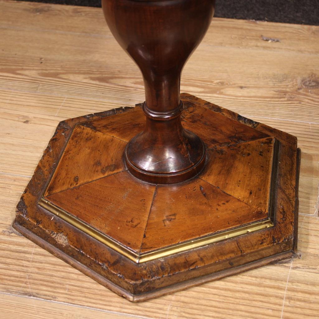 Paire de tables d'appoint en bois de noyer italiennes du 19e siècle, 1880 en vente 5