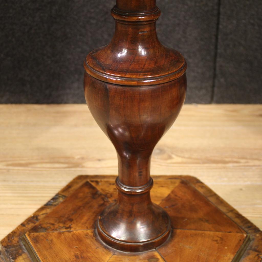 Paire de tables d'appoint en bois de noyer italiennes du 19e siècle, 1880 en vente 7