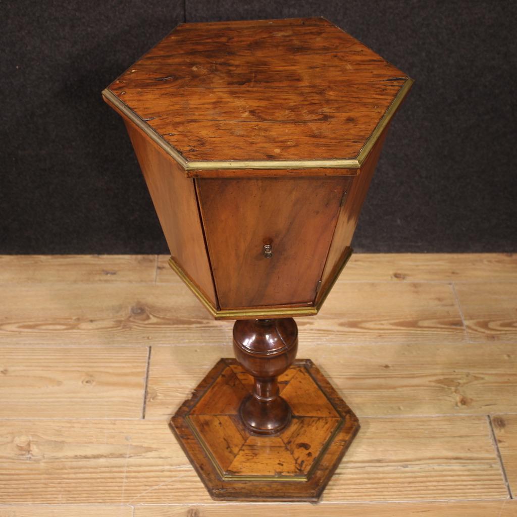 Bois Paire de tables d'appoint en bois de noyer italiennes du 19e siècle, 1880 en vente