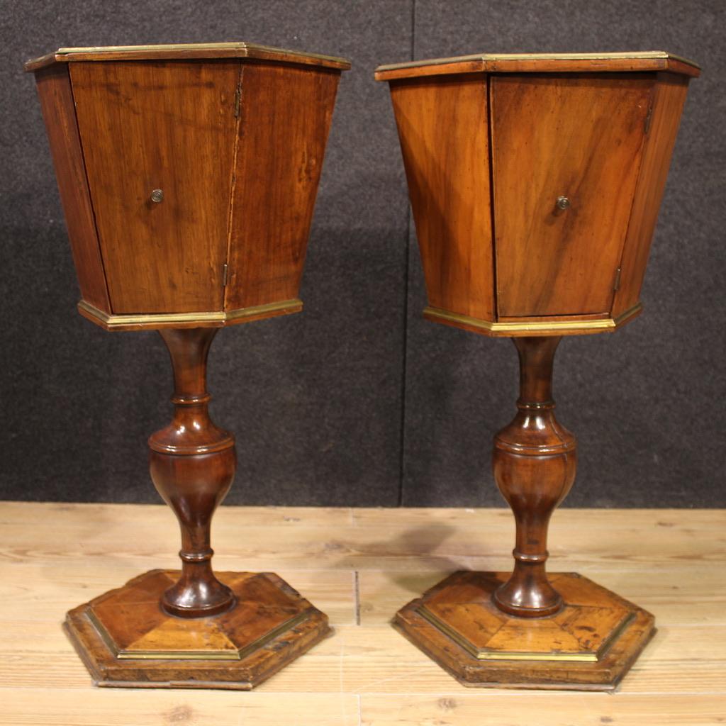 Paire de tables d'appoint en bois de noyer italiennes du 19e siècle, 1880 en vente 3