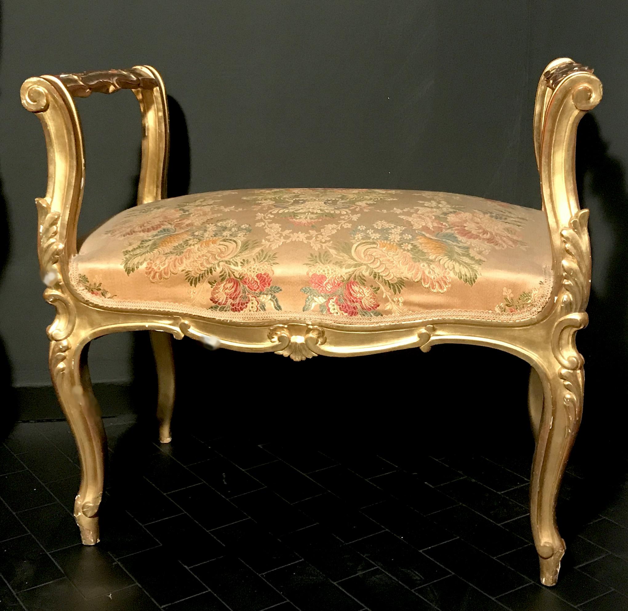 This extraordinary and finely carved benches with original gilding.
It's part of an eleven piece s salon set published 1stDibs Reference #:
LU985910554043
Provenience from a Sicilian Aristocratic residence
Sofa measurements:
Height 70
Width 74