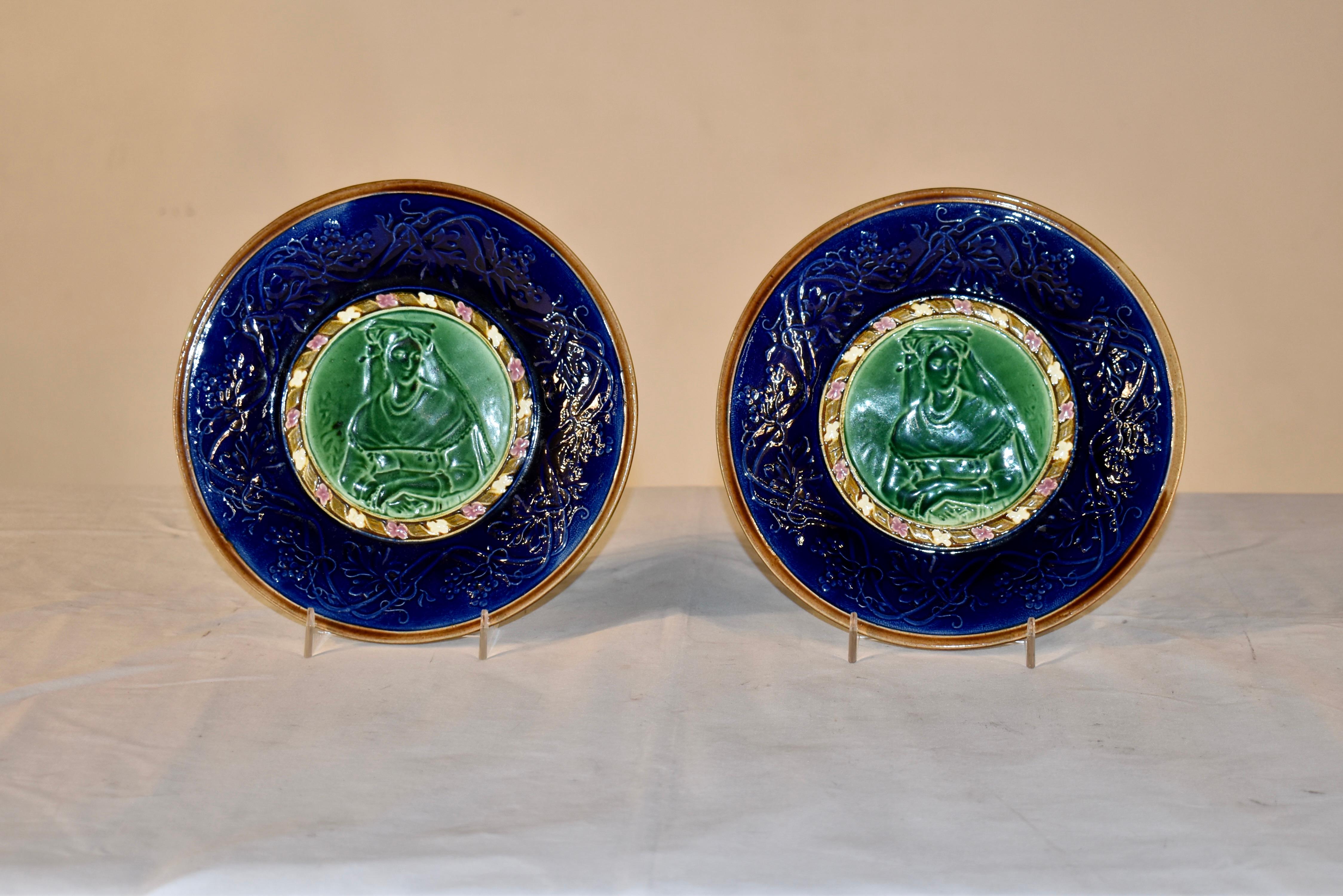 Paire d'assiettes en majolique de la fin du 19e siècle signées J Roth, qui était établi à Londres de 1879 à 1881.  J Roth était un petit fabricant qui ne produisait que les pièces de majolique les plus raffinées.  Les assiettes ont une bordure
