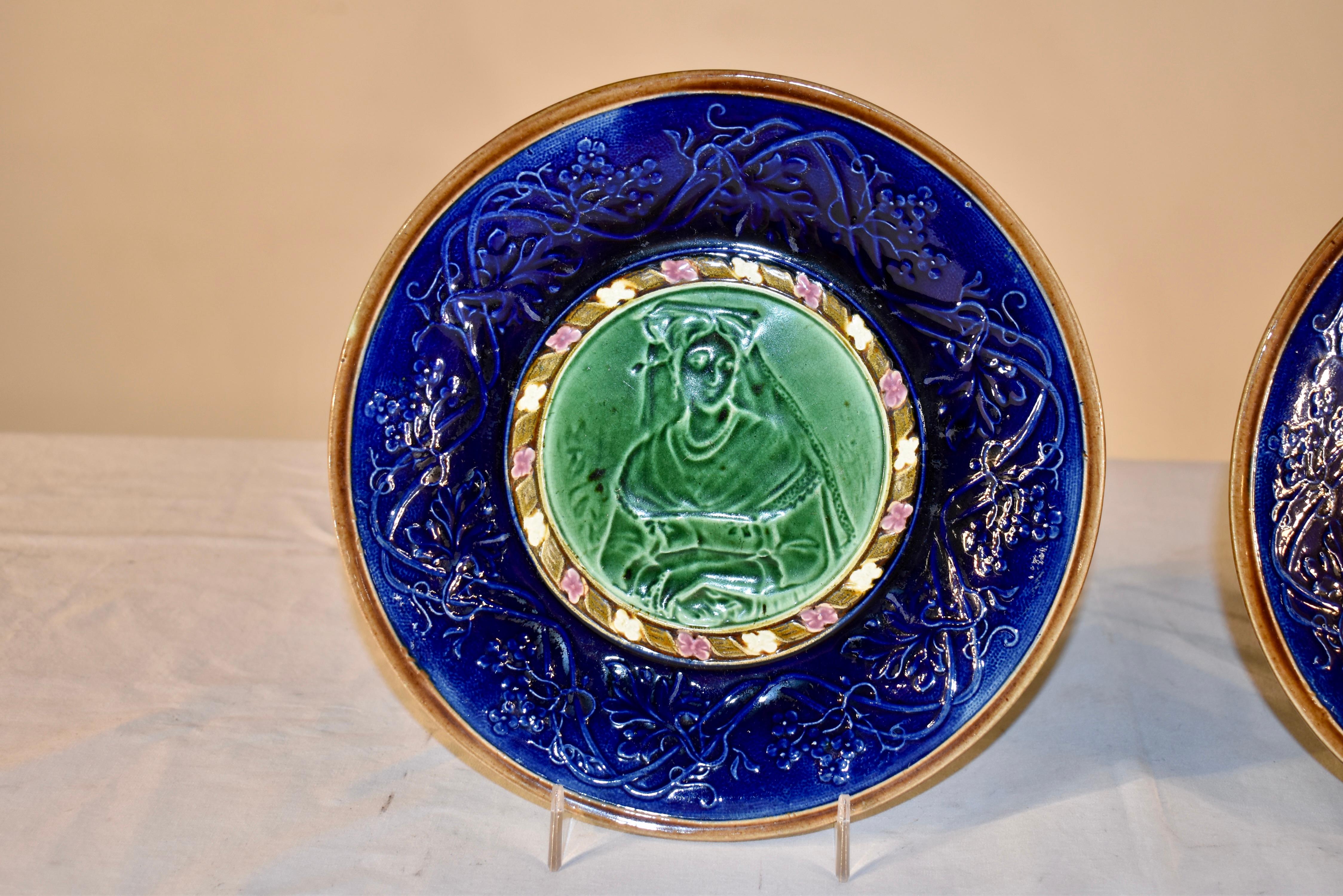 Vernissé Paire d'assiettes en majolique J. Roth du 19ème siècle de Londres en vente