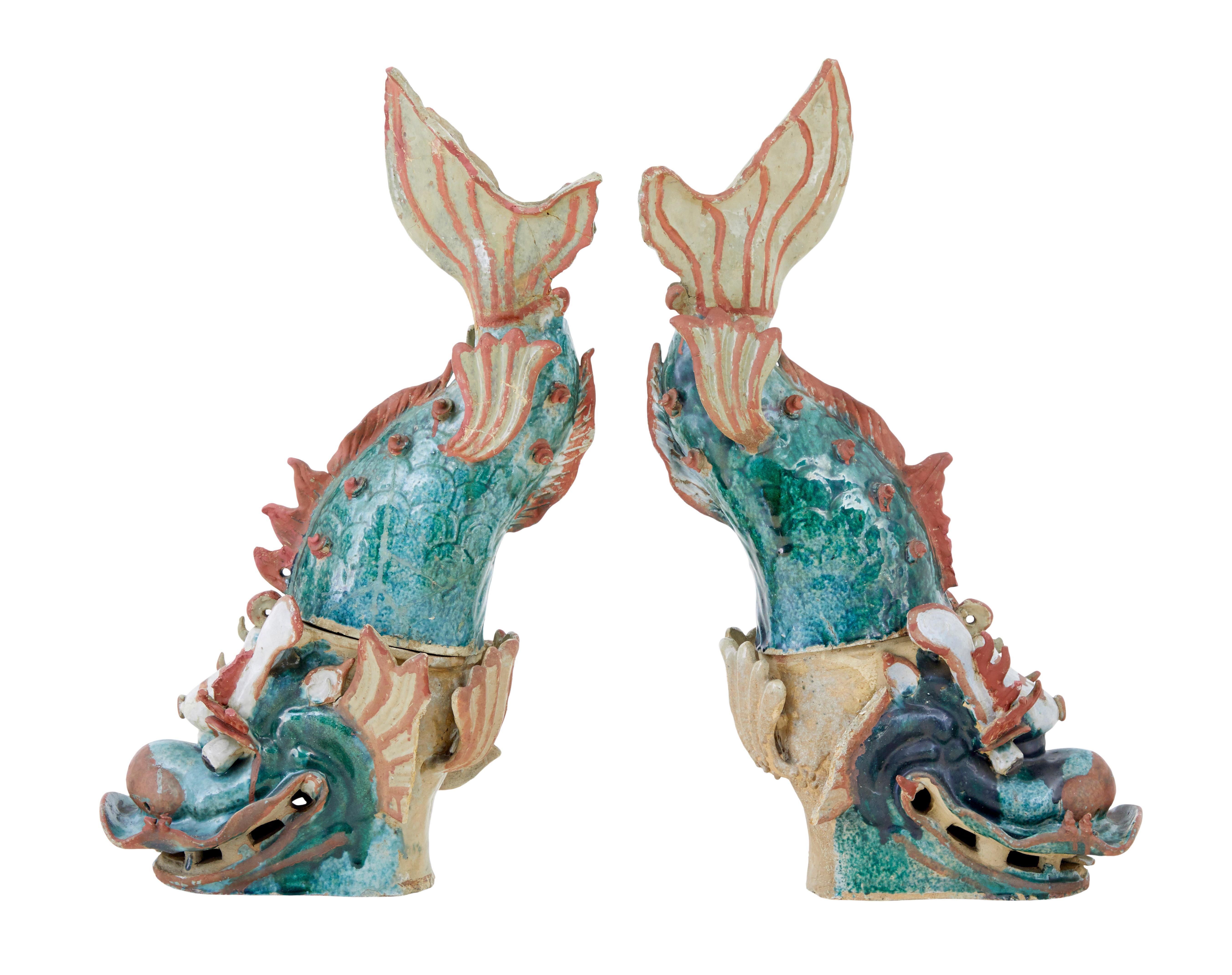 Magnifique paire d'ornements de jubé shachikoko du 19e siècle, vers 1880.

Il s'agit de monstres marins 