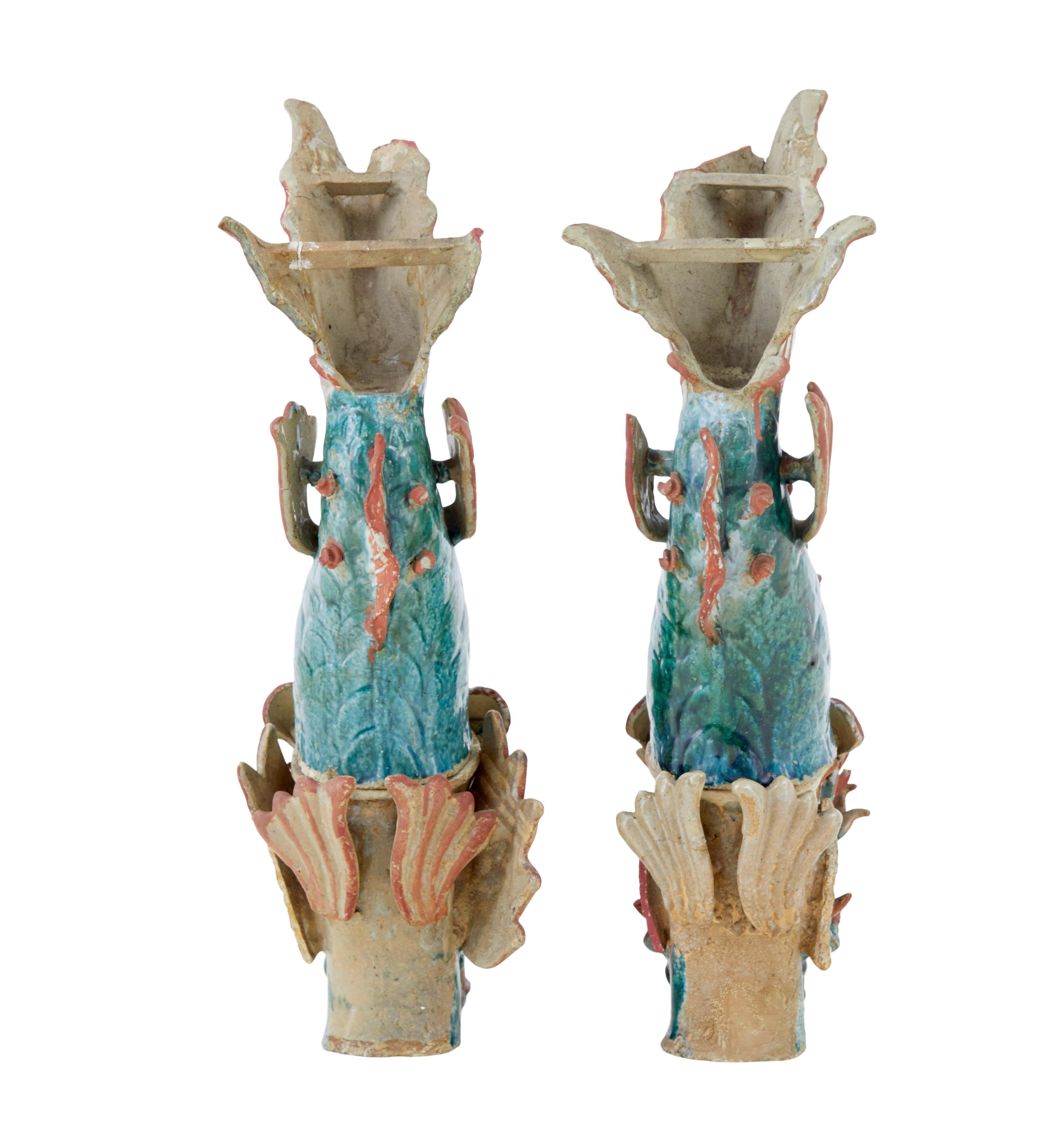 Sculpté à la main Paire d'ornements de toit Shachikoko en céramique japonaise du XIXe siècle en vente