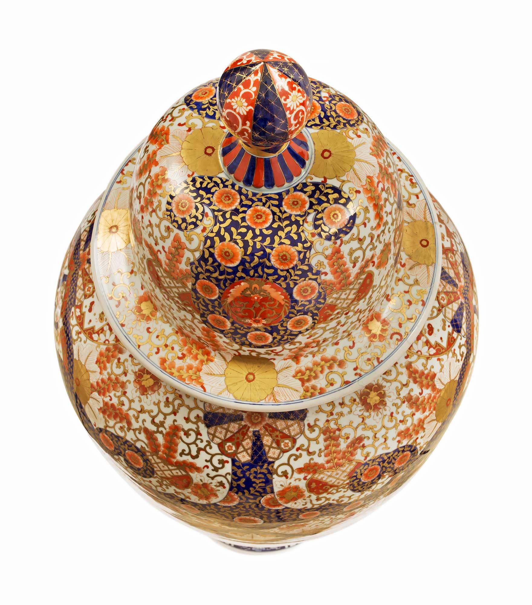 Coppia di urne in porcellana Imari giapponese del XIX secolo In condizioni buone in vendita a West Palm Beach, FL