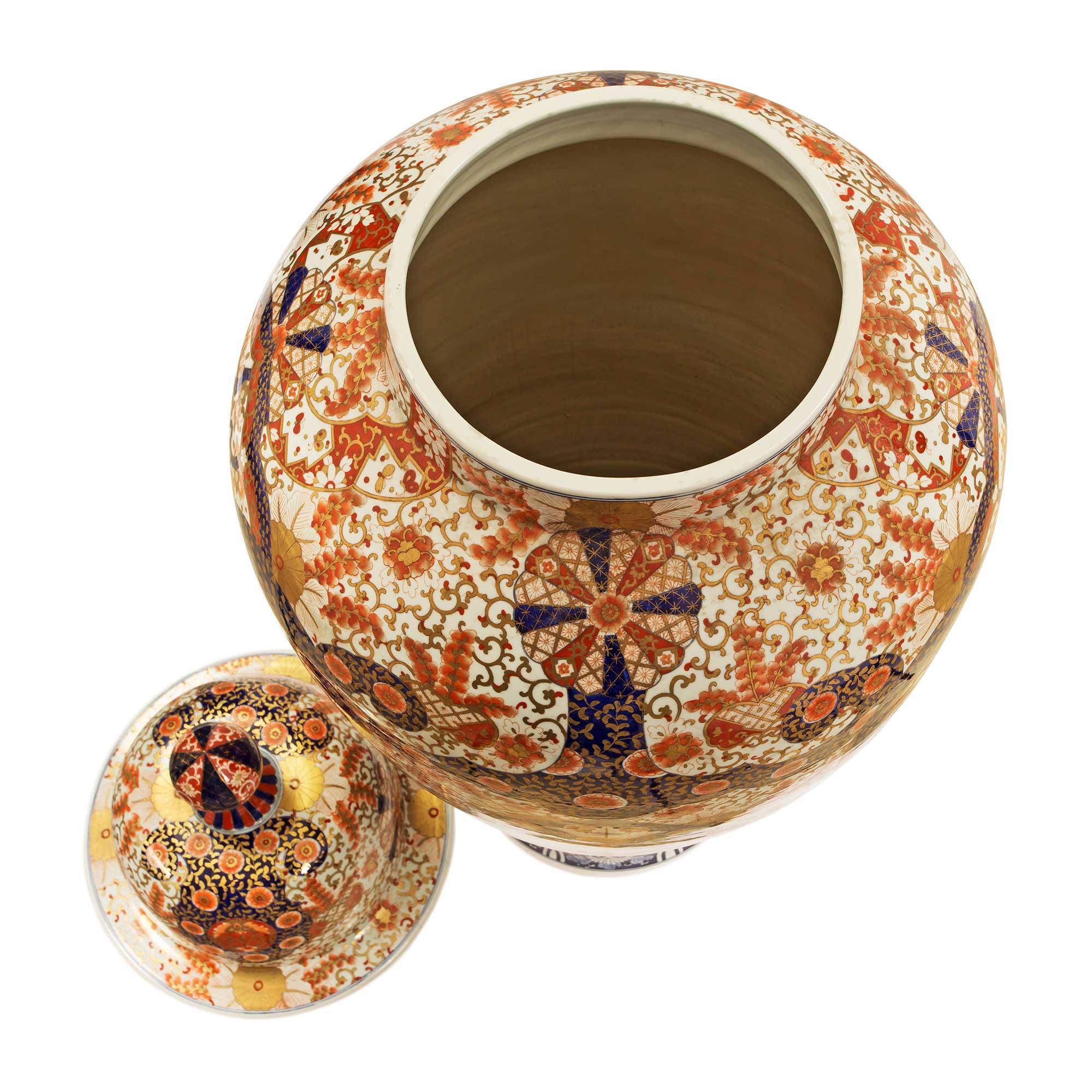 Porcellana Coppia di urne in porcellana Imari giapponese del XIX secolo in vendita