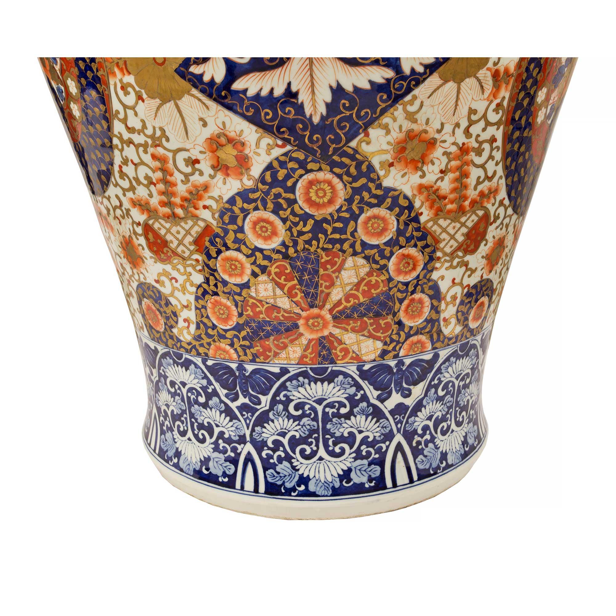 Pair of 19th Century Japanese Imari Porcelain Urns For Sale 4