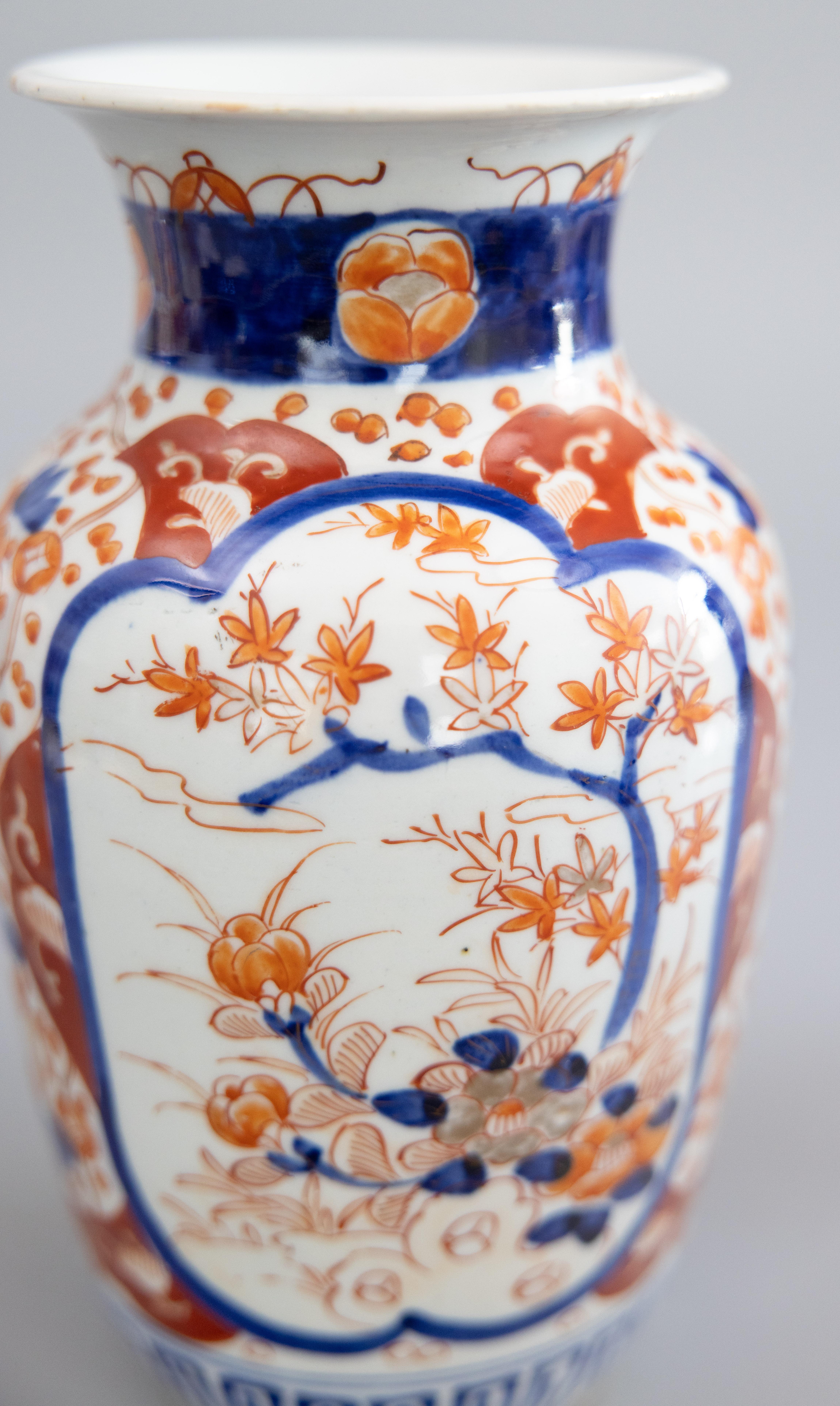 Peint à la main Paire de vases en porcelaine Imari Porcelain de la période Meiji du Japon du 19e siècle en vente