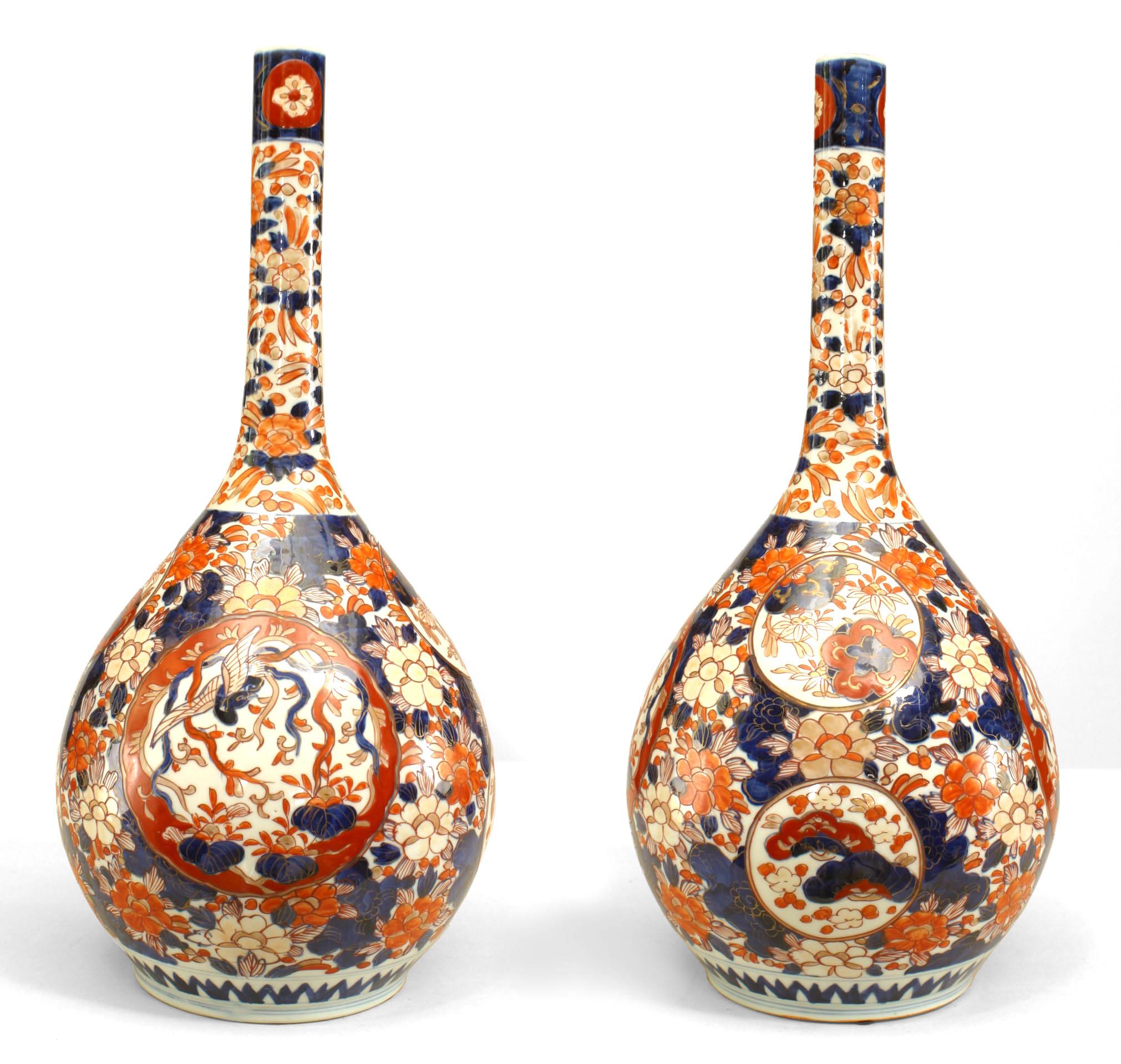 Coppia di vasi in porcellana Imari giapponese del XIX secolo In condizioni buone in vendita a Queens, NY