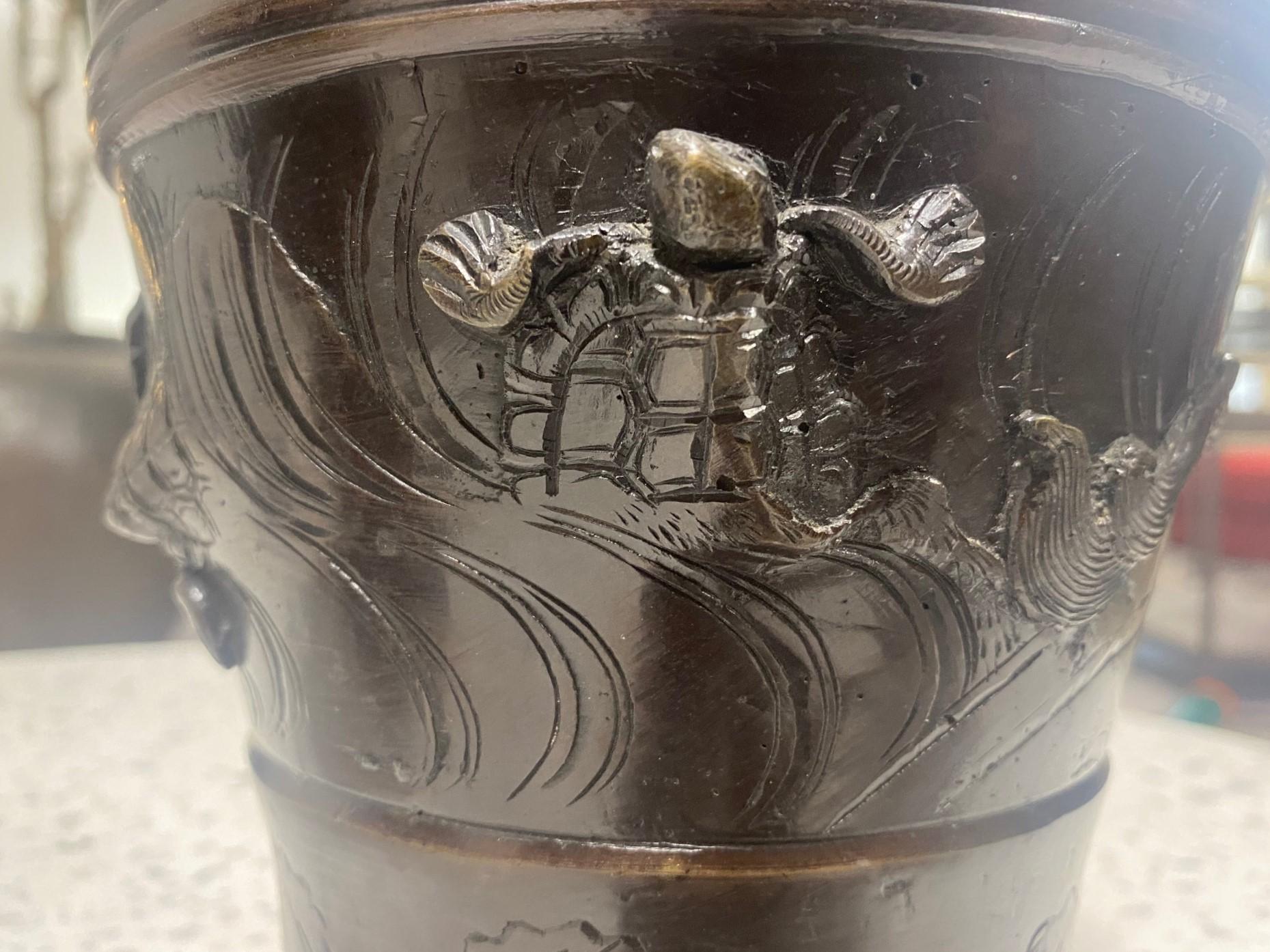 Paire de lampes de bureau japonaises du 19ème siècle en bronze représentant un dragon en vente 3