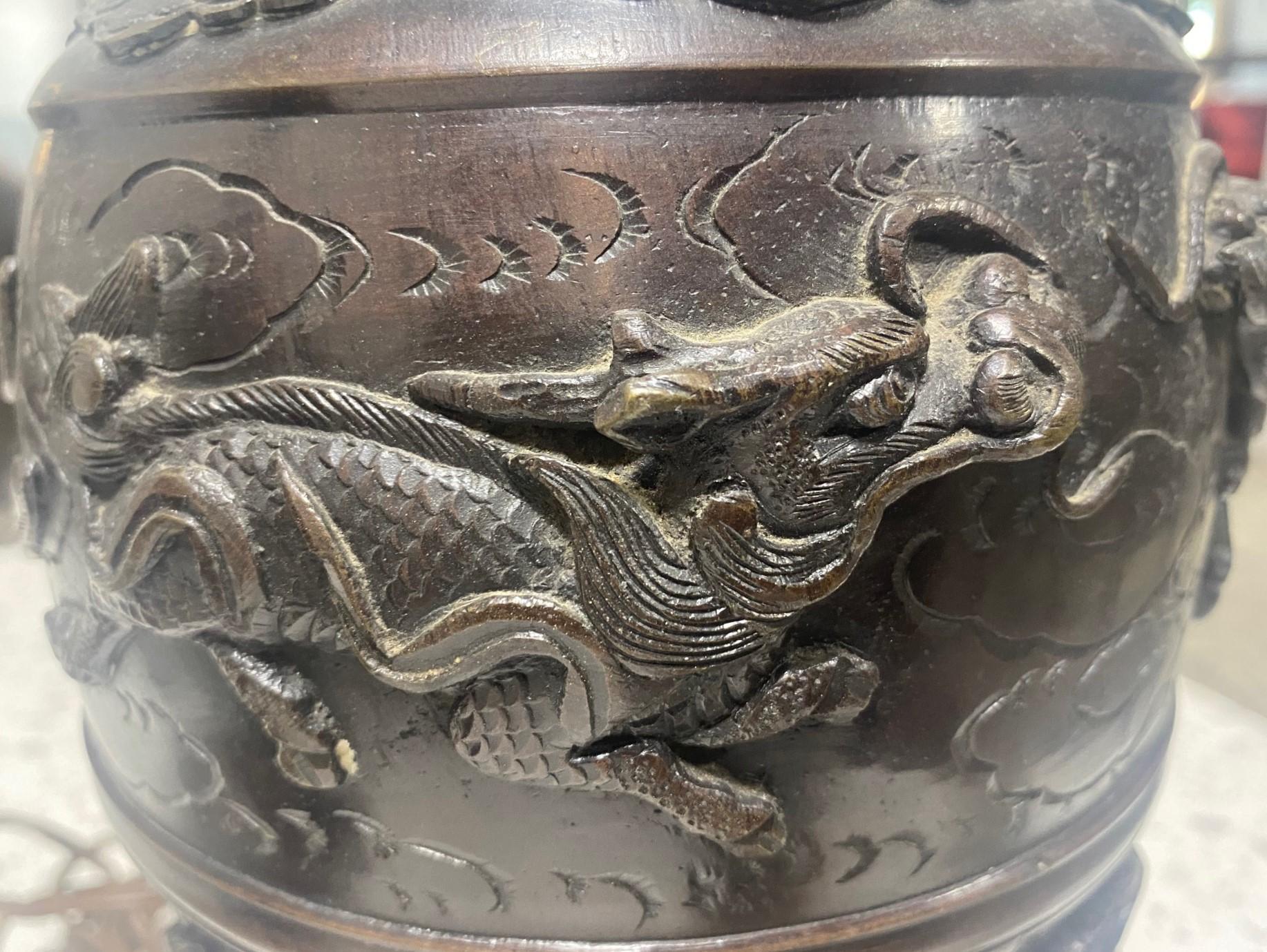 Paire de lampes de bureau japonaises du 19ème siècle en bronze représentant un dragon en vente 8