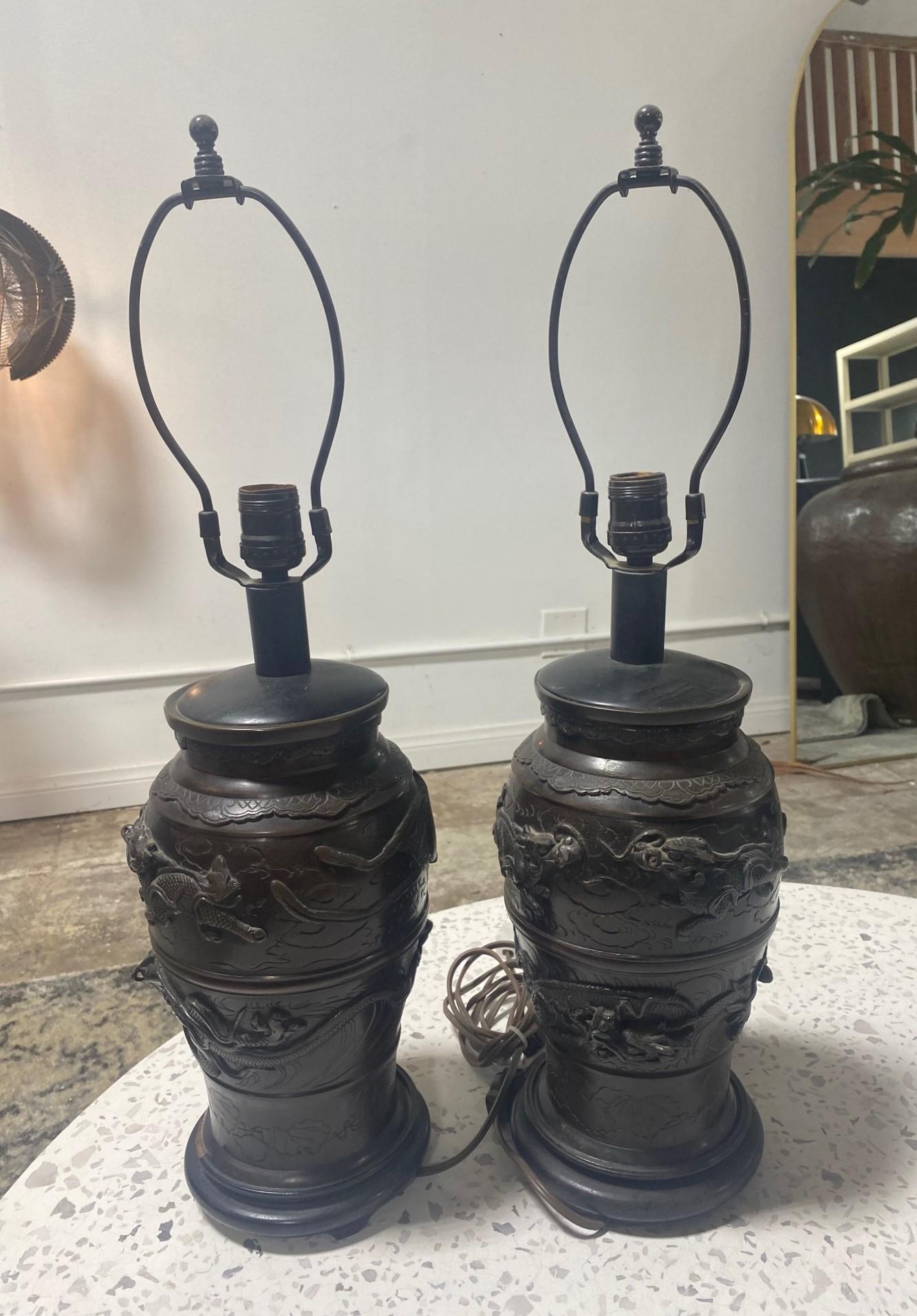 Paire de lampes de bureau japonaises du 19ème siècle en bronze représentant un dragon en vente 9