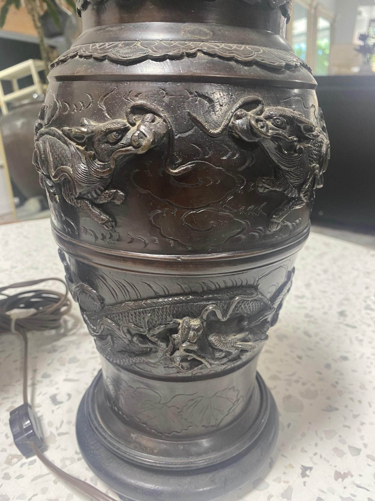 Meiji Paire de lampes de bureau japonaises du 19ème siècle en bronze représentant un dragon en vente