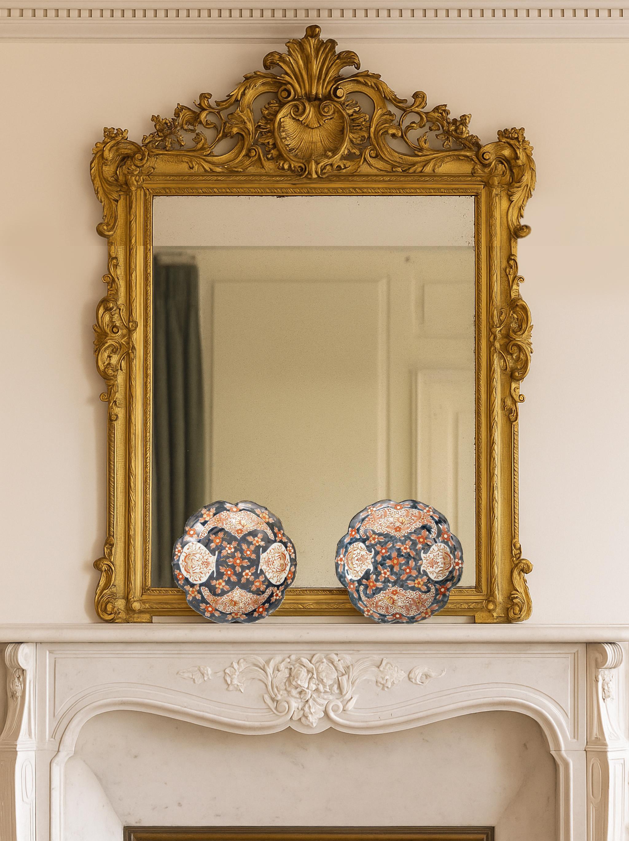 Ein prächtiges Paar japanischer Imari-Porzellanteller aus der Meiji-Zeit des 19. Jahrhunderts in Dunkelblau. Diese feinen, großen Teller haben einen schönen, gebördelten Rand und handgemalte Blumendekorationen in den traditionellen Imari-Farben. Sie