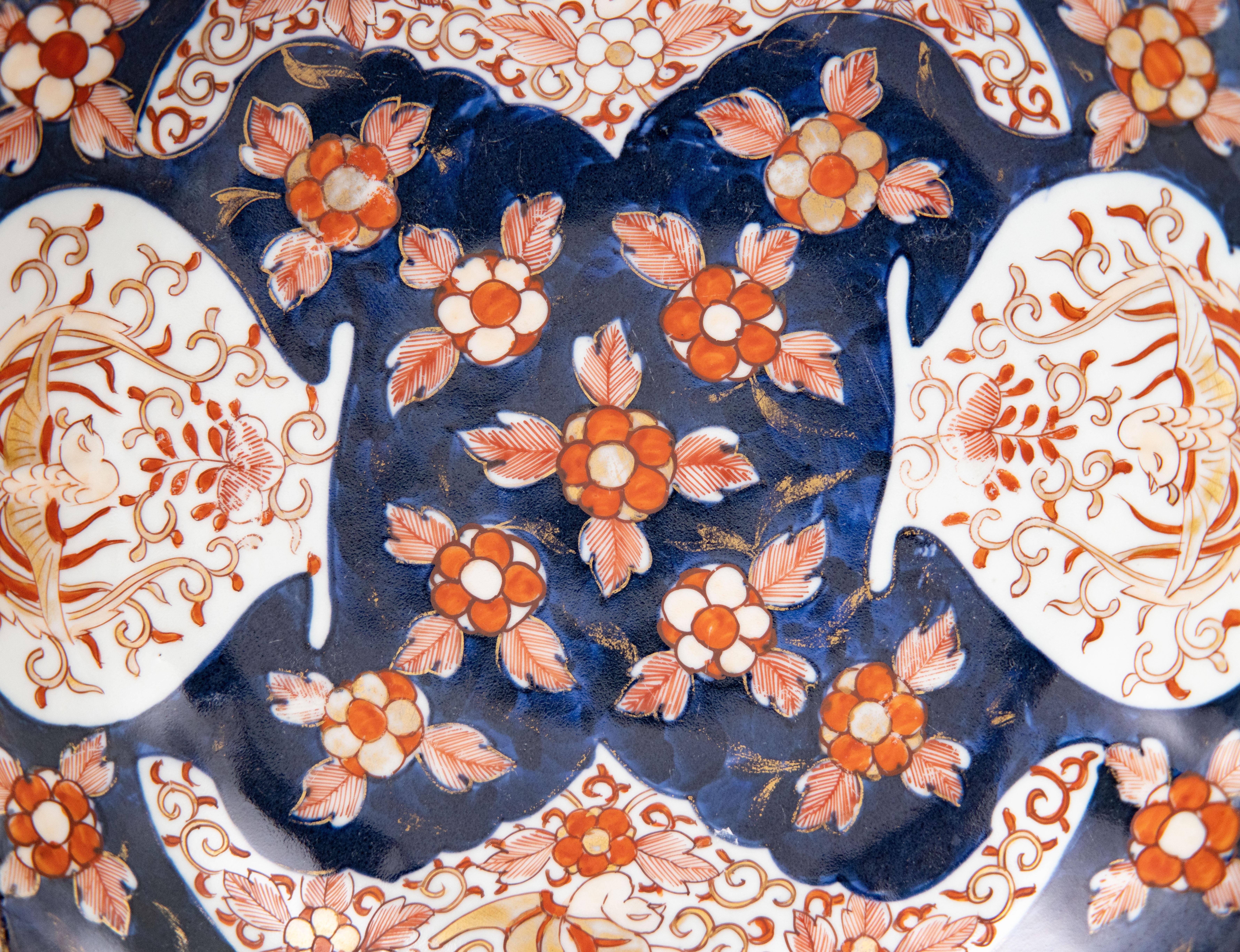 Paar japanische Meiji-Periode Imari-Blau mit Blumen und Wellenschliff aus dem 19. (Japanisch) im Angebot